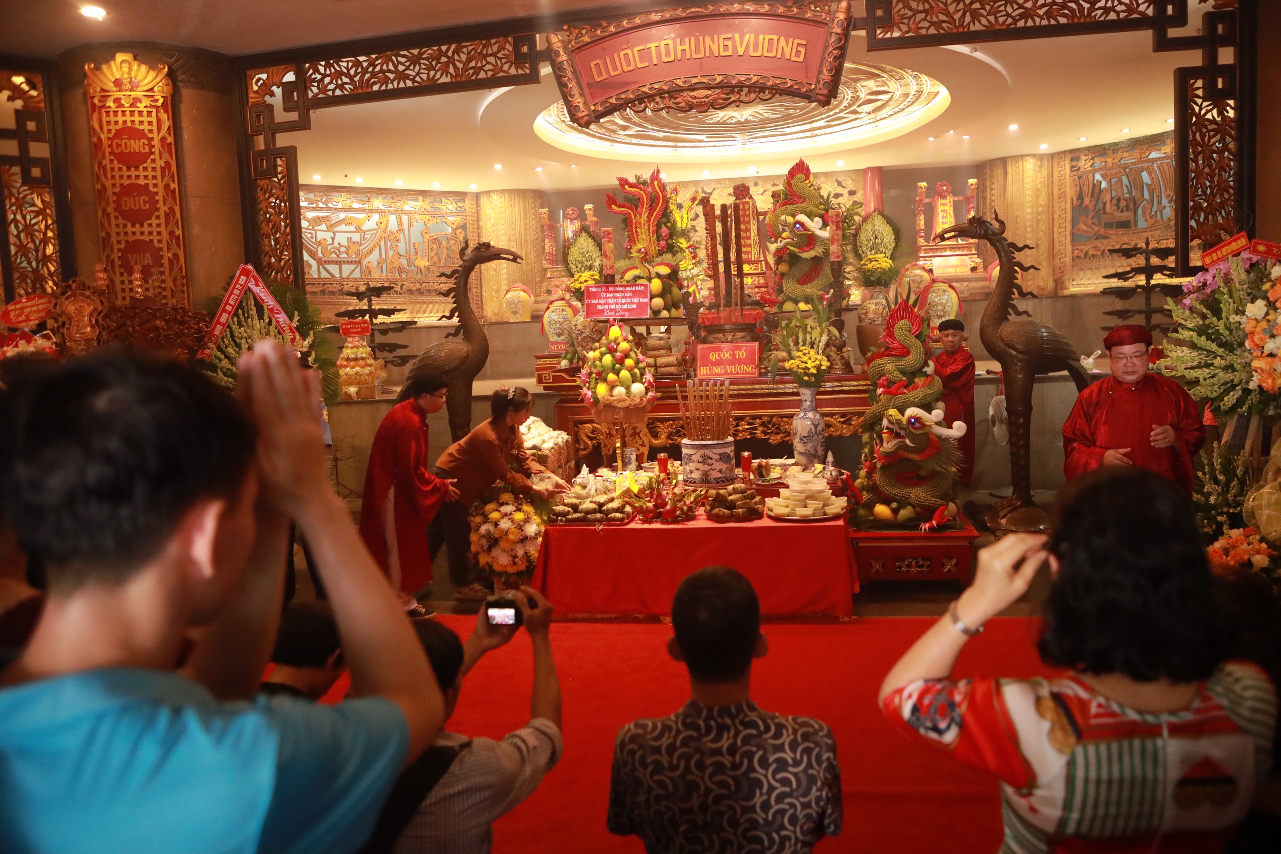 Chen ch&uacute;c d&acirc;ng hương ở Đền tưởng niệm c&aacute;c Vua H&ugrave;ng dịp giỗ tổ H&ugrave;ng Vương - Ảnh 6.