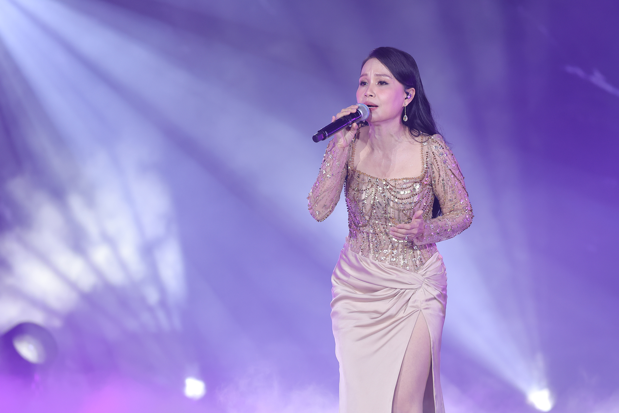 Cẩm Ly diện đầm xẻ cao, khoe d&aacute;ng ở tuổi U.60- Ảnh 1.