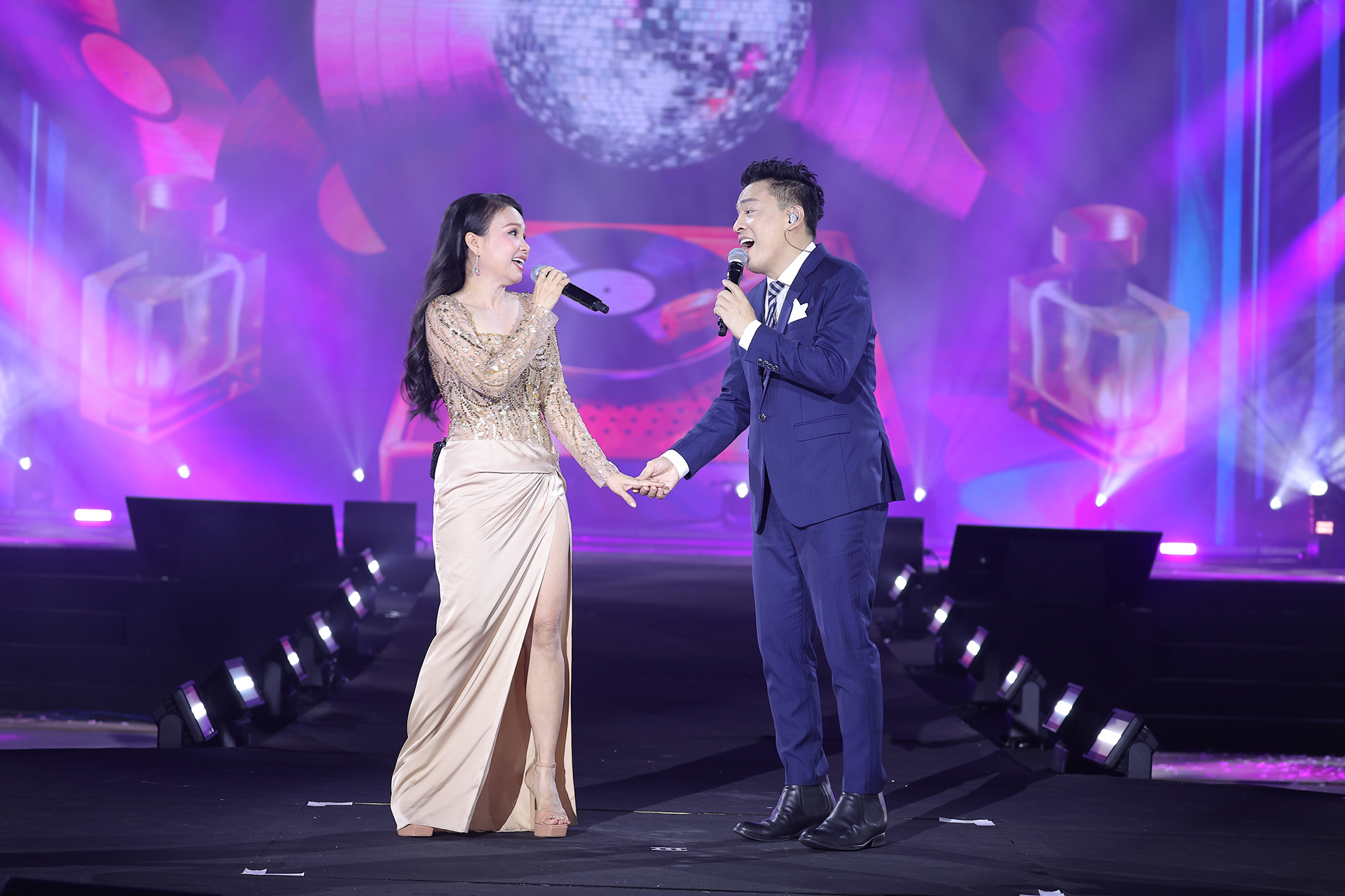 Cẩm Ly diện đầm xẻ cao, khoe d&aacute;ng ở tuổi U.60- Ảnh 2.