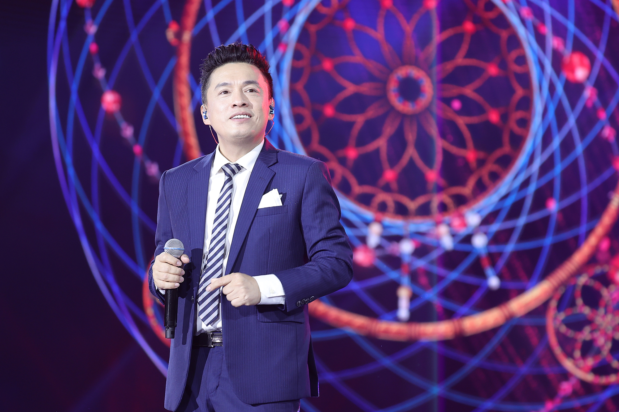 Cẩm Ly diện đầm xẻ cao, khoe d&aacute;ng ở tuổi U.60- Ảnh 3.