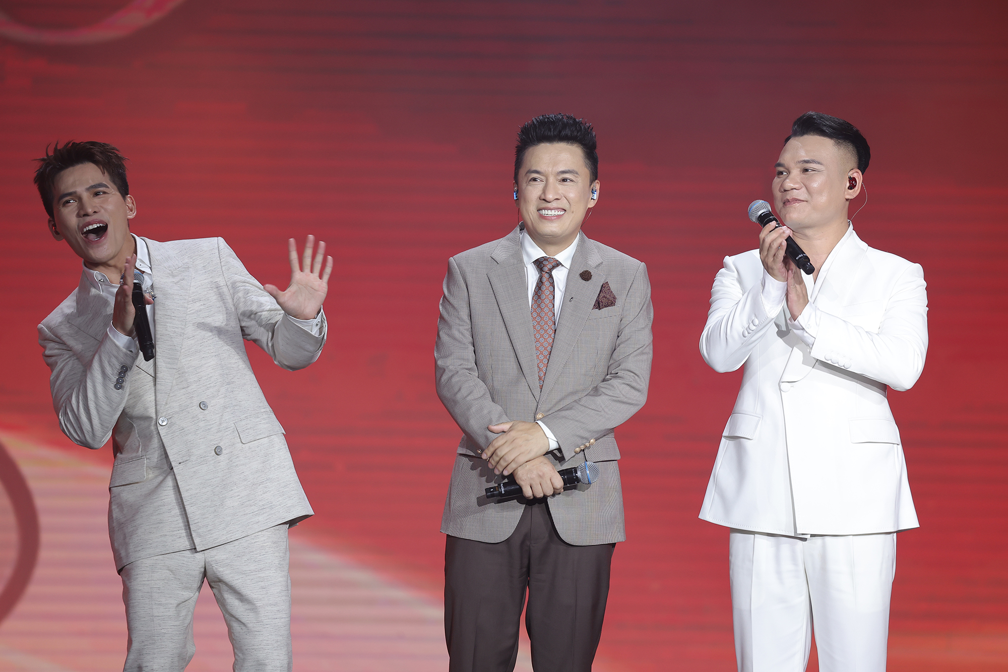 Cẩm Ly diện đầm xẻ cao, khoe d&aacute;ng ở tuổi U.60- Ảnh 4.