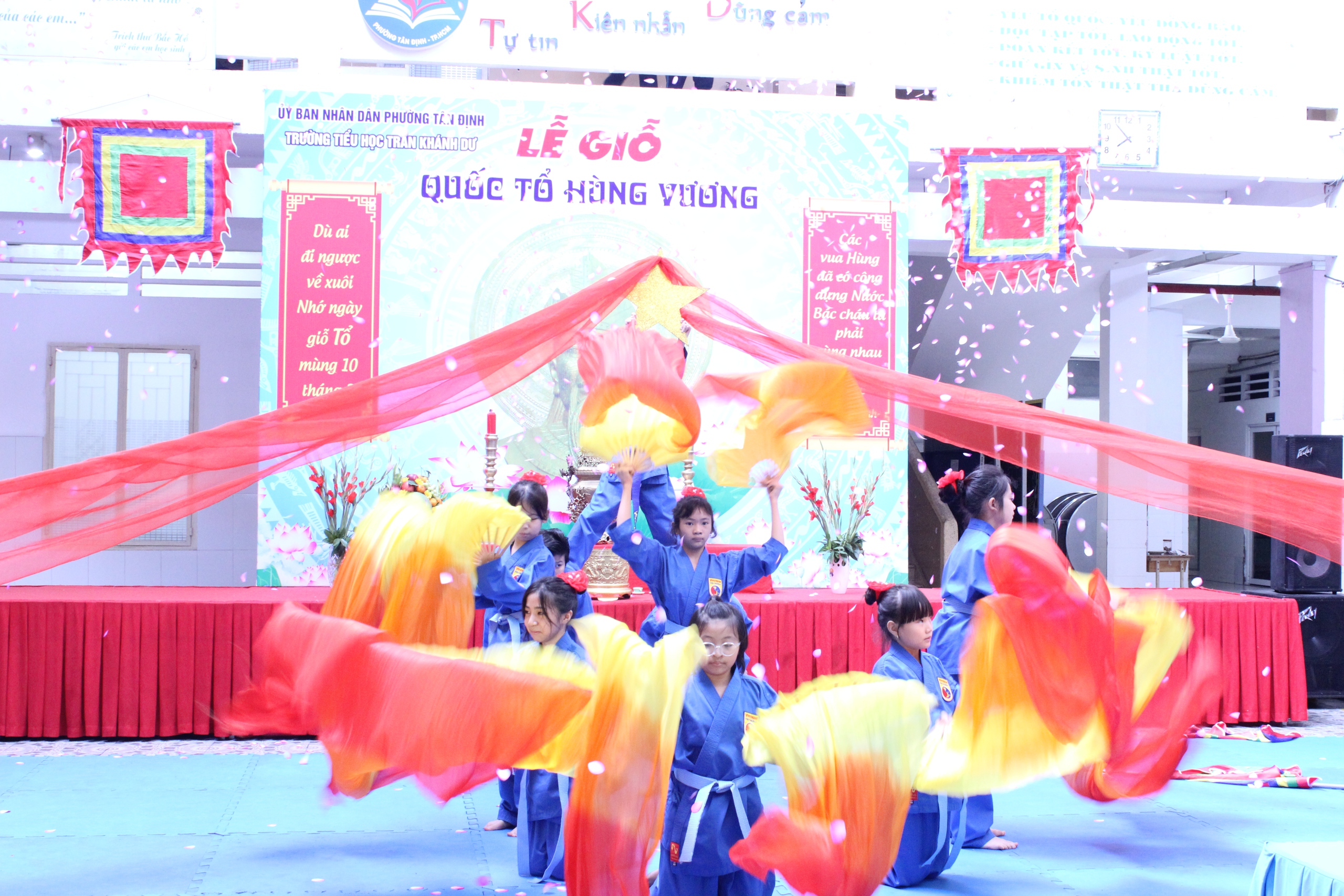 Bồi đắp l&ograve;ng y&ecirc;u nước cho học tr&ograve; từ những điều b&igrave;nh dị - Ảnh 3.