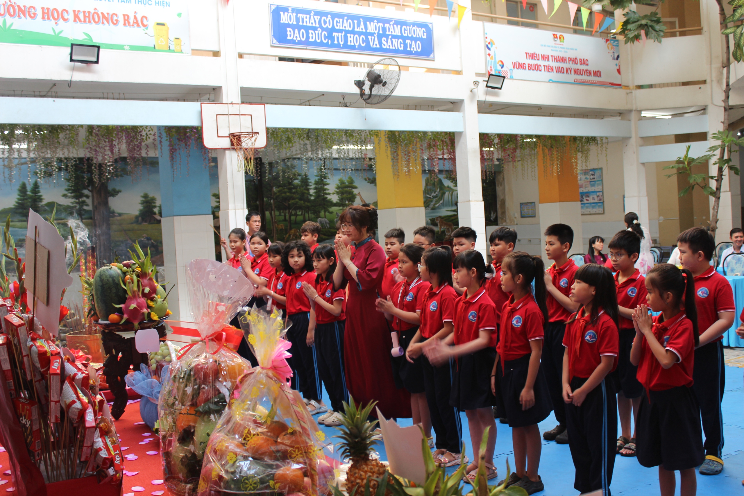 Bồi đắp l&ograve;ng y&ecirc;u nước cho học tr&ograve; từ những điều b&igrave;nh dị - Ảnh 2.