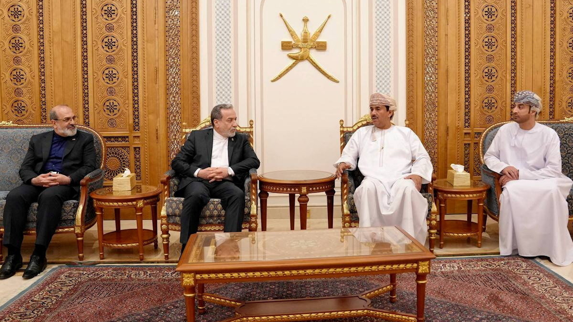 Lần đầu ti&ecirc;n sau nhiều thập ni&ecirc;n, ba t&agrave;u s&acirc;n bay c&ugrave;ng hoạt động ở Trung Đ&ocirc;ng - Ảnh 1.