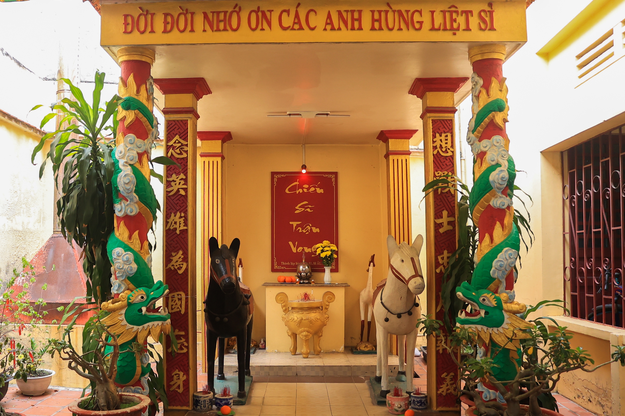 Bí ẩn miếu cổ 135 năm giữa TP.HCM: Dấu tích những võ tướng thời Nguyễn - Ảnh 2.