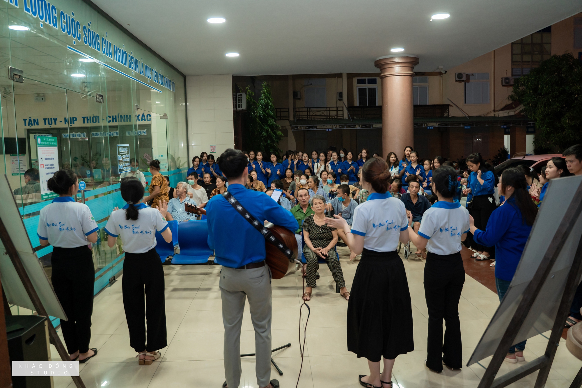 Một thập ni&ecirc;n 'vẽ' hy vọng nơi h&agrave;nh lang bệnh viện - Ảnh 1.