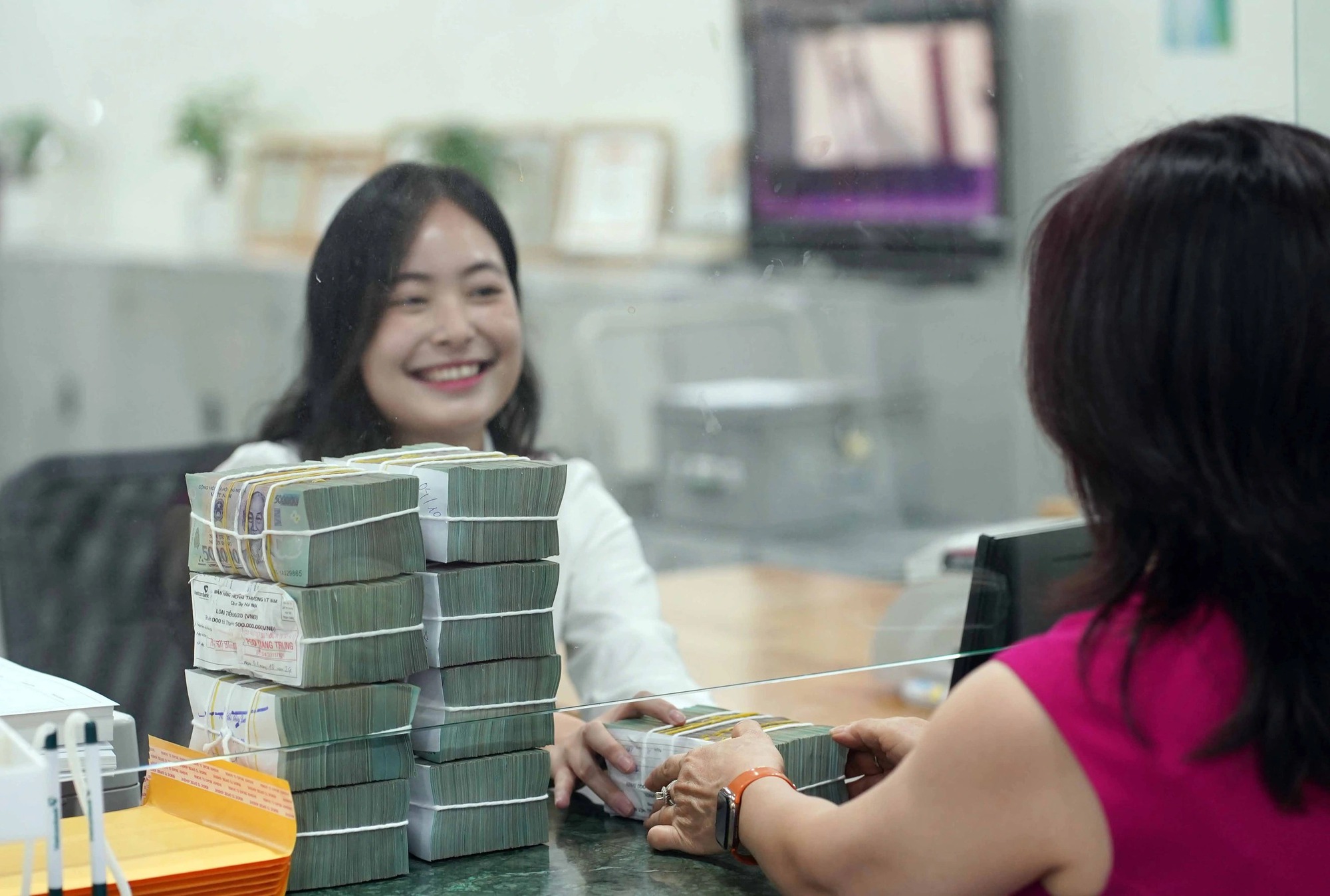 'Khoảng trống' l&atilde;i suất bao giờ lấp đầy?- Ảnh 1.