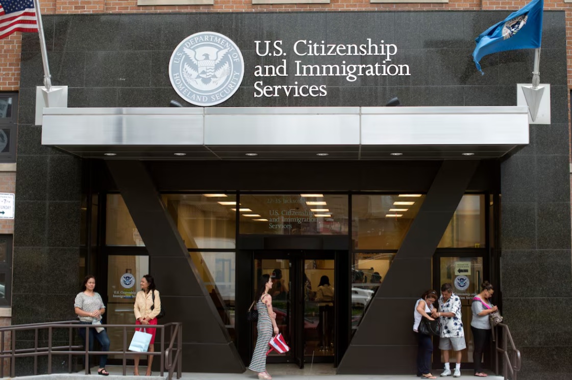 Người xin thẻ xanh Mỹ đối mặt b&agrave;i kiểm tra ch&iacute;nh trị - Ảnh 1.