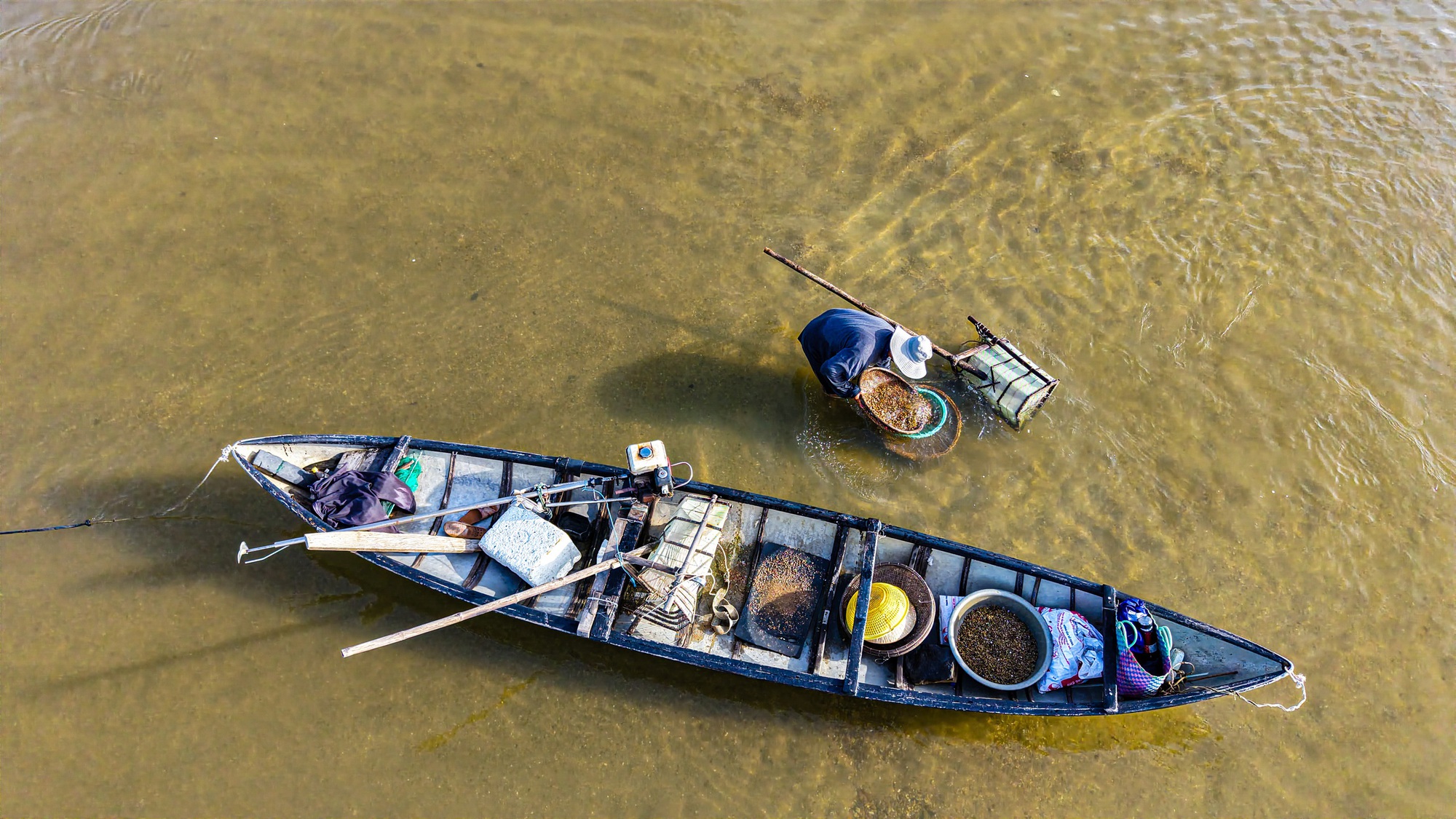 Mưu sinh tr&ecirc;n s&ocirc;ng Tr&agrave;: Săn &ldquo;lộc trời&rdquo; dưới c&aacute;t - Ảnh 1.