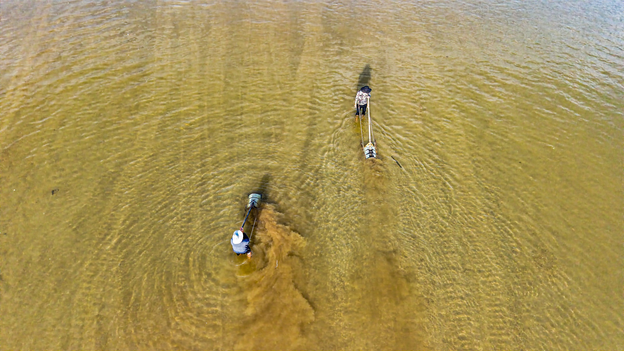 Mưu sinh tr&ecirc;n s&ocirc;ng Tr&agrave;: Săn &ldquo;lộc trời&rdquo; dưới c&aacute;t - Ảnh 2.