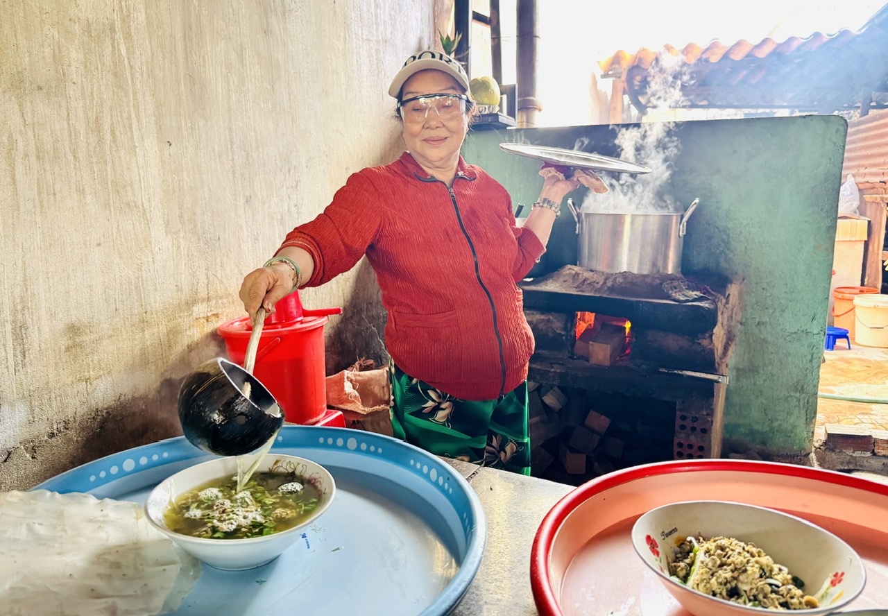Mưu sinh tr&ecirc;n s&ocirc;ng Tr&agrave;: Săn &ldquo;lộc trời&rdquo; dưới c&aacute;t - Ảnh 3.