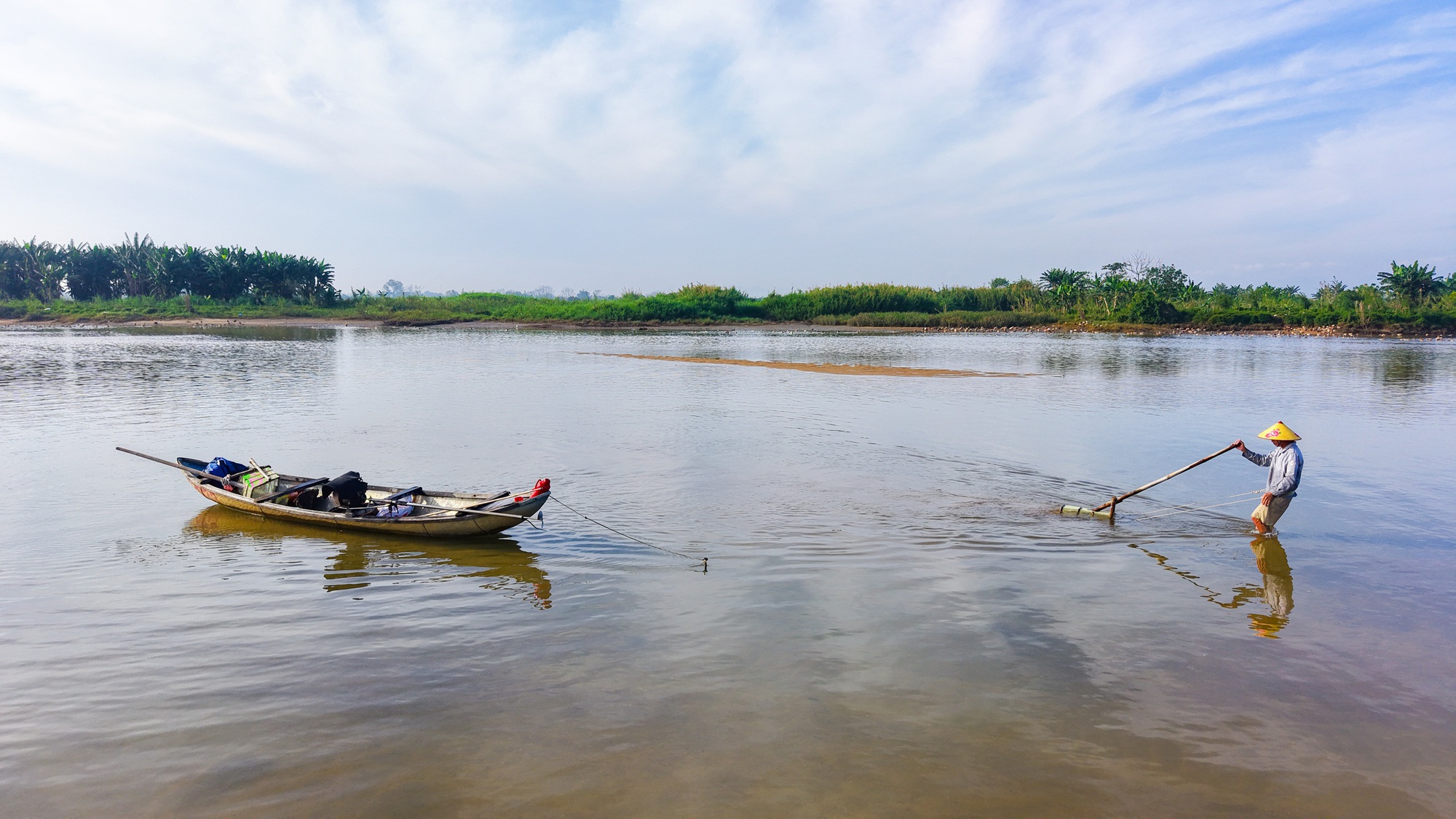 Mưu sinh tr&ecirc;n s&ocirc;ng Tr&agrave;: Săn &ldquo;lộc trời&rdquo; dưới c&aacute;t - Ảnh 4.