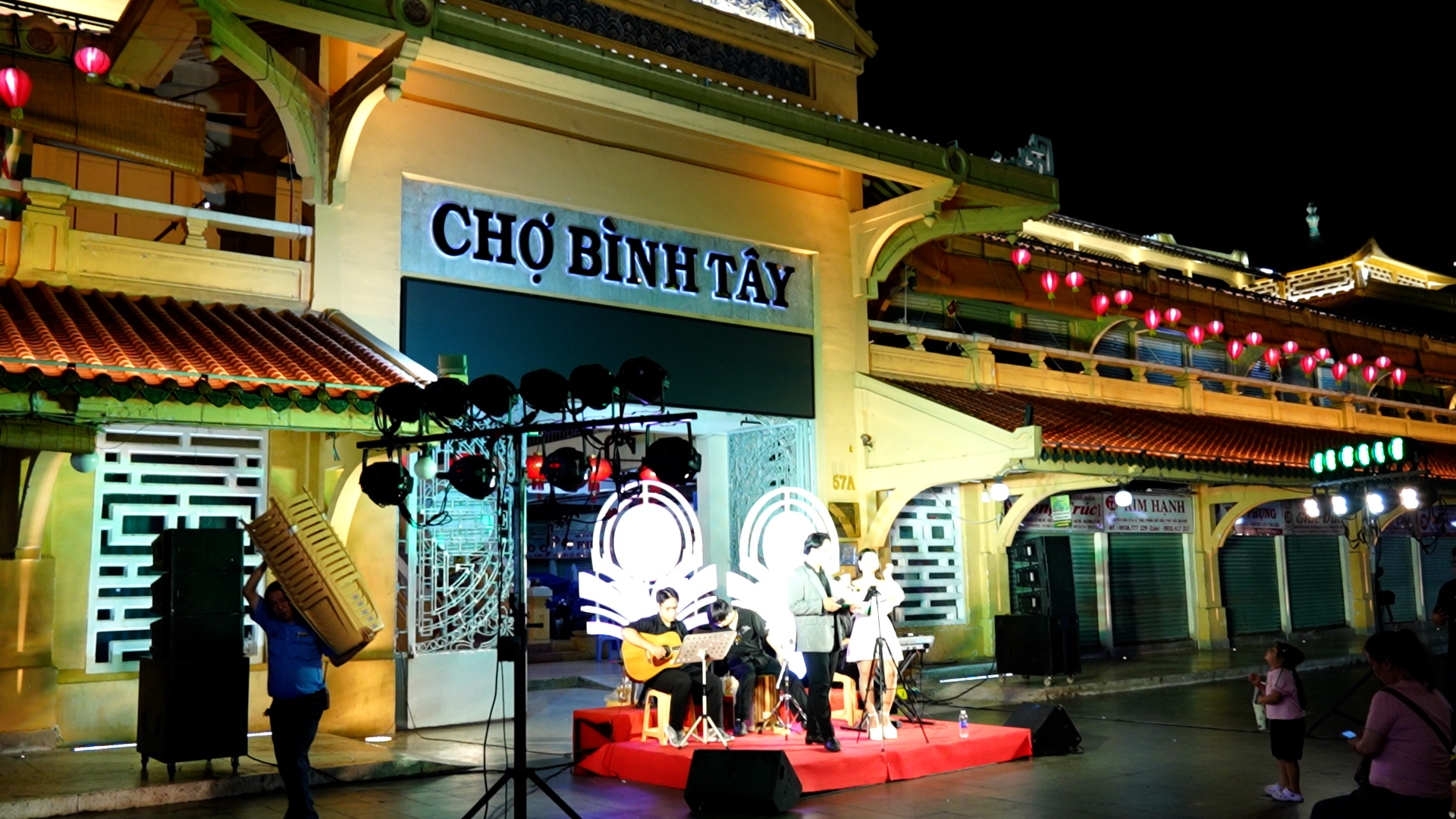 Kh&aacute;m ph&aacute; phố đ&ecirc;m Chợ Lớn: Người trẻ đổ x&ocirc; trải nghiệm - Ảnh 4.