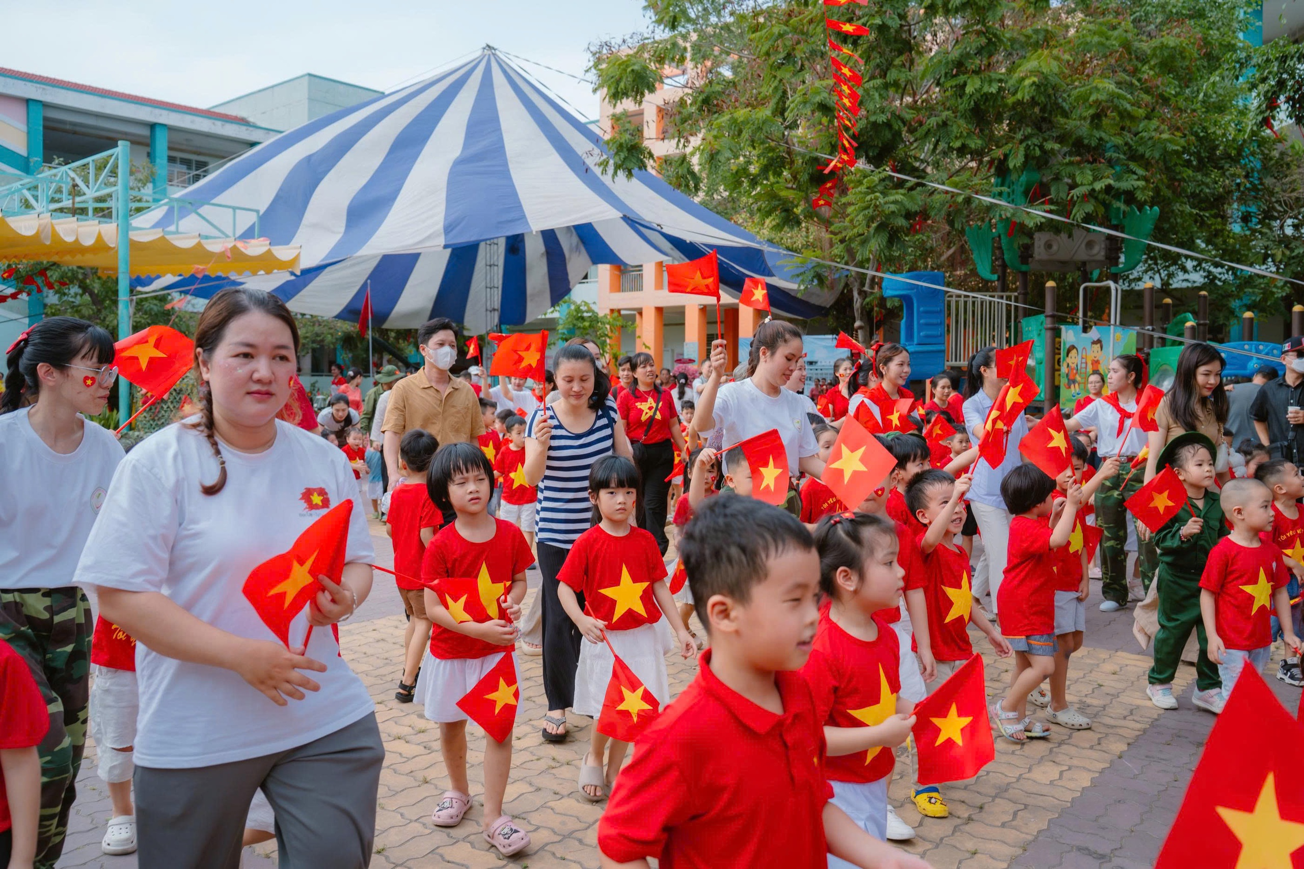 Bồi đắp l&ograve;ng y&ecirc;u nước cho học tr&ograve; từ những điều b&igrave;nh dị - Ảnh 11.