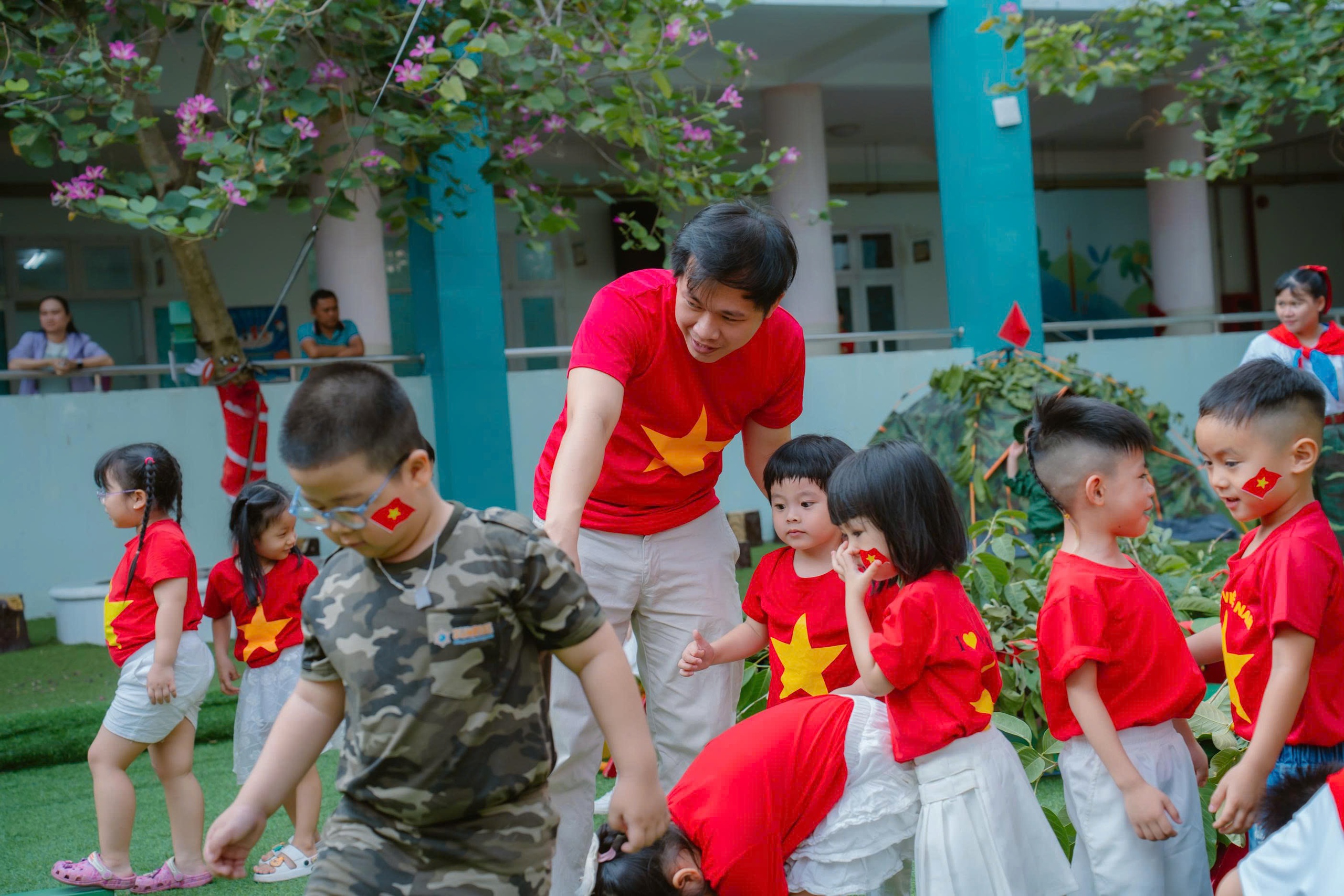 Bồi đắp l&ograve;ng y&ecirc;u nước cho học tr&ograve; từ những điều b&igrave;nh dị - Ảnh 10.