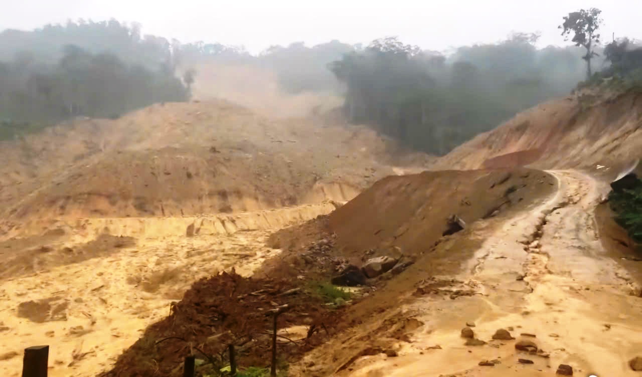 Sạt lở nghiêm trọng ở xã vùng cao Đà Nẵng, người dân được cảnh báo khẩn- Ảnh 1.