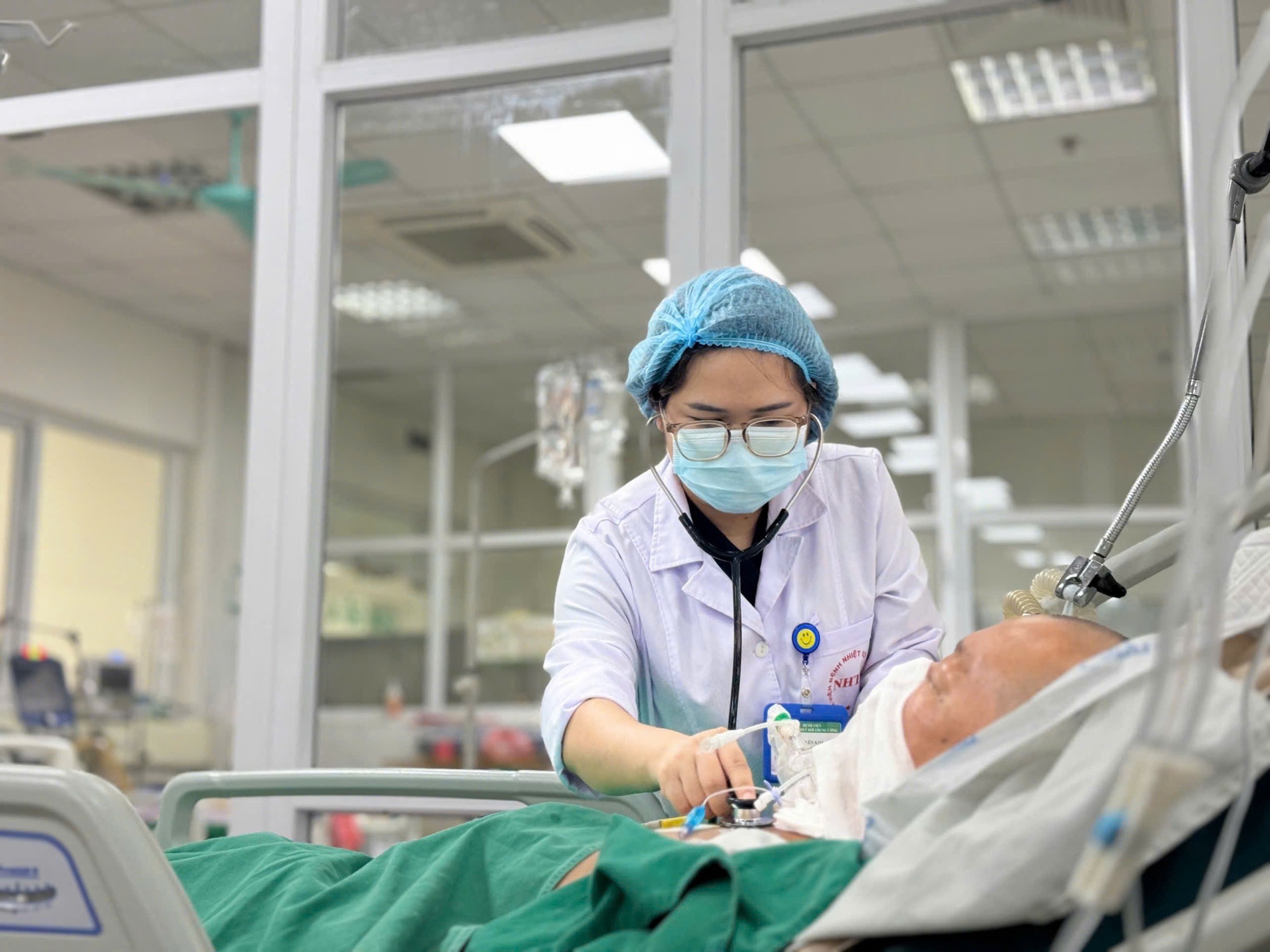 Mùa mưa bão đến gần, cảnh báo về bệnh Whitmore - Ảnh 1.