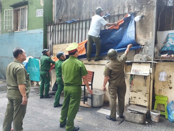 Xe b&aacute;nh m&igrave;, tủ nước m&iacute;a bị tạm giữ v&igrave; lấn chiếm vỉa h&egrave; trung t&acirc;m TP.HCM - Ảnh 2.