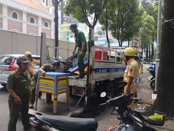 Xe b&aacute;nh m&igrave;, tủ nước m&iacute;a bị tạm giữ v&igrave; lấn chiếm vỉa h&egrave; trung t&acirc;m TP.HCM - Ảnh 1.