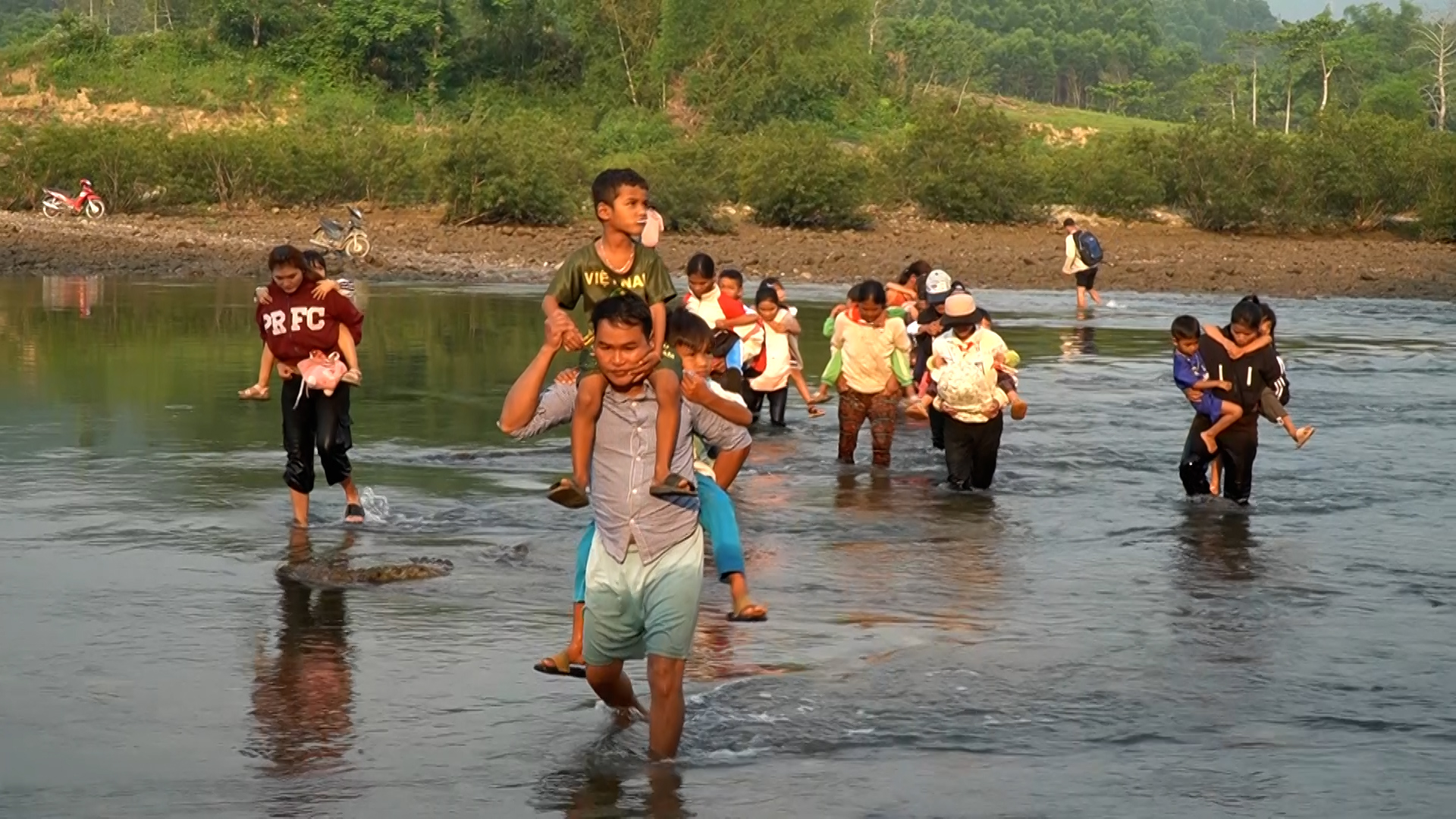 C&otilde;ng con vượt s&ocirc;ng đến trường: Gian nan h&agrave;nh tr&igrave;nh t&igrave;m chữ ở Sơn Thủy - Ảnh 1.