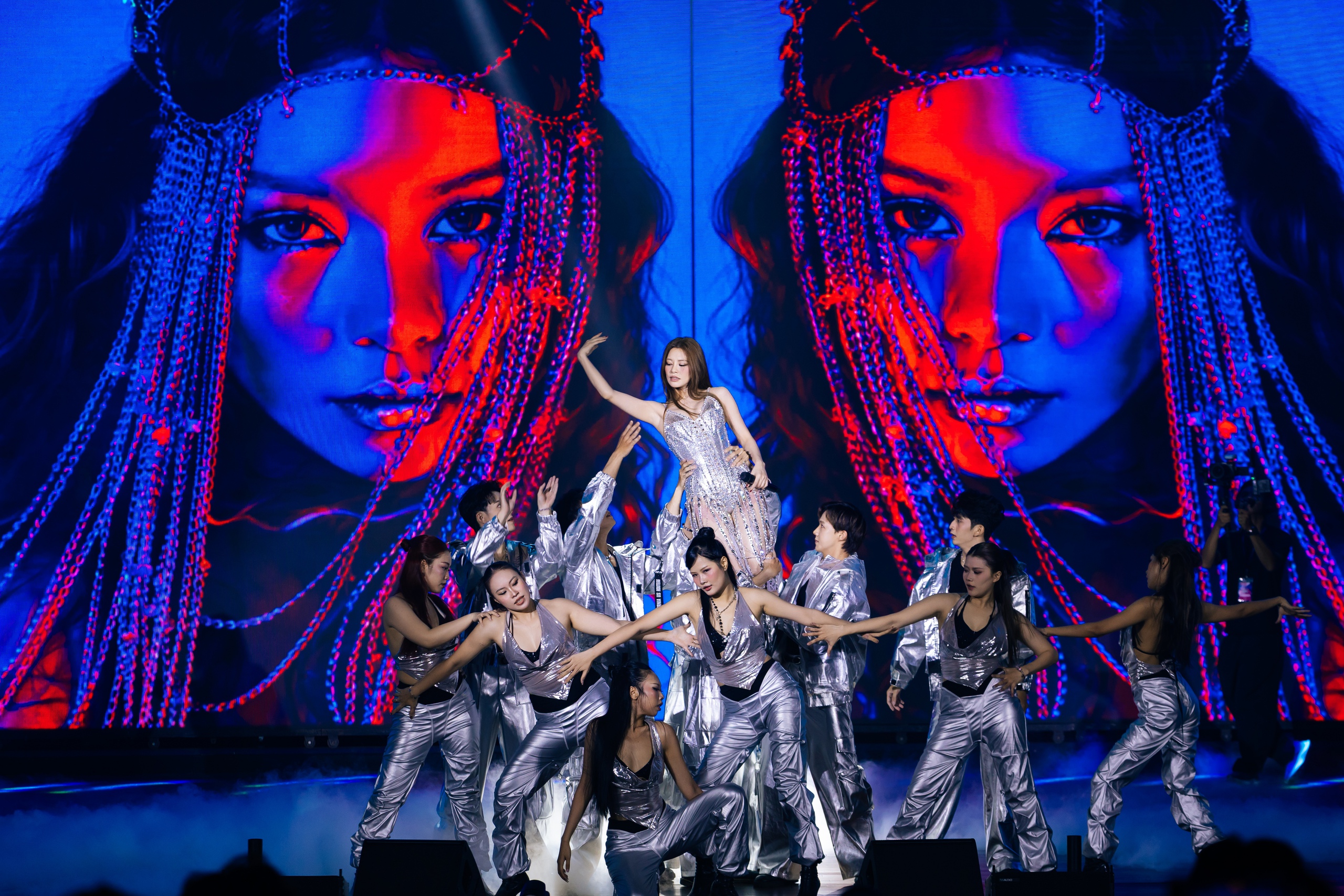 Bùi Lan Hương khoe vũ điệu gợi cảm cùng Minh Hằng, Phạm Quỳnh Anh  - Ảnh 5.