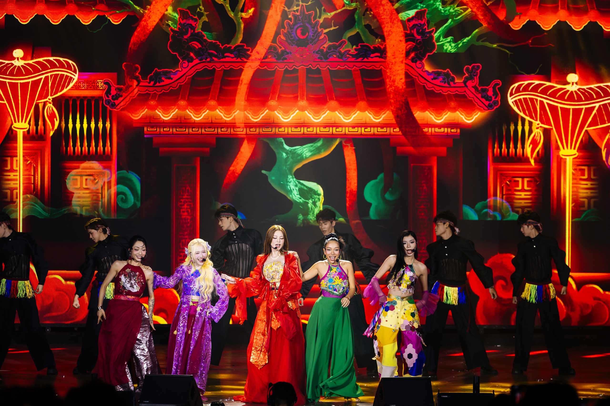 Bùi Lan Hương khoe vũ điệu gợi cảm cùng Minh Hằng, Phạm Quỳnh Anh  - Ảnh 8.