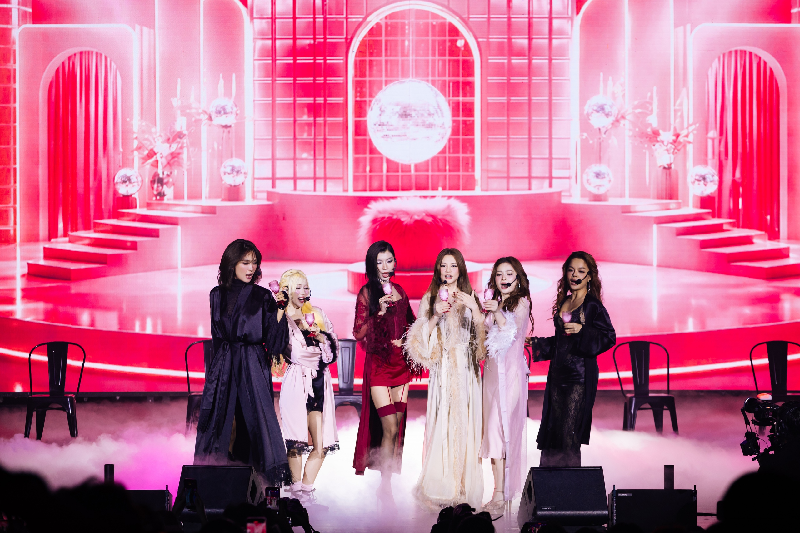 Bùi Lan Hương khoe vũ điệu gợi cảm cùng Minh Hằng, Phạm Quỳnh Anh  - Ảnh 9.