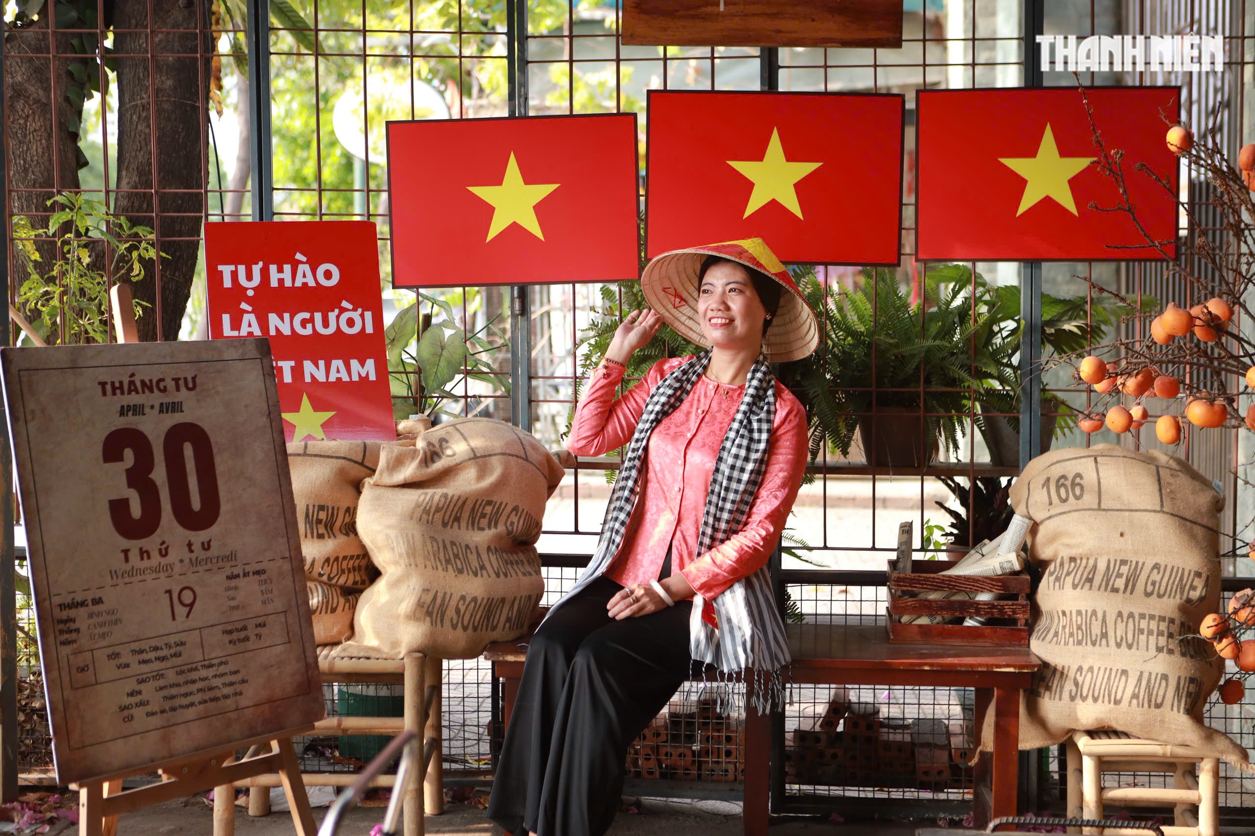 Muốn chụp ảnh 'đậm chất lễ'? Check-in ngay 3 qu&aacute;n trang tr&iacute; 30.4 ở TP.HCM - Ảnh 5.