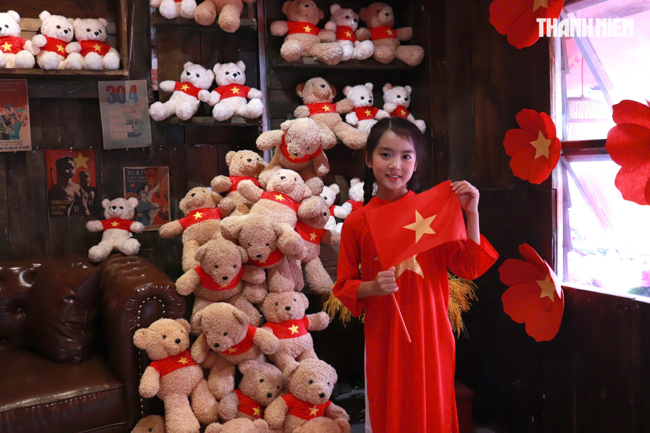 Muốn chụp ảnh 'đậm chất lễ'? Check-in ngay 3 qu&aacute;n trang tr&iacute; 30.4 ở TP.HCM - Ảnh 11.