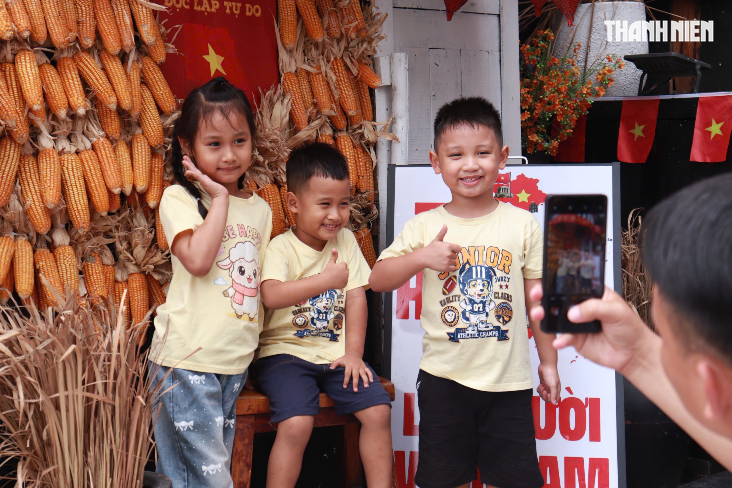 Muốn chụp ảnh 'đậm chất lễ'? Check-in ngay 3 qu&aacute;n trang tr&iacute; 30.4 ở TP.HCM - Ảnh 15.