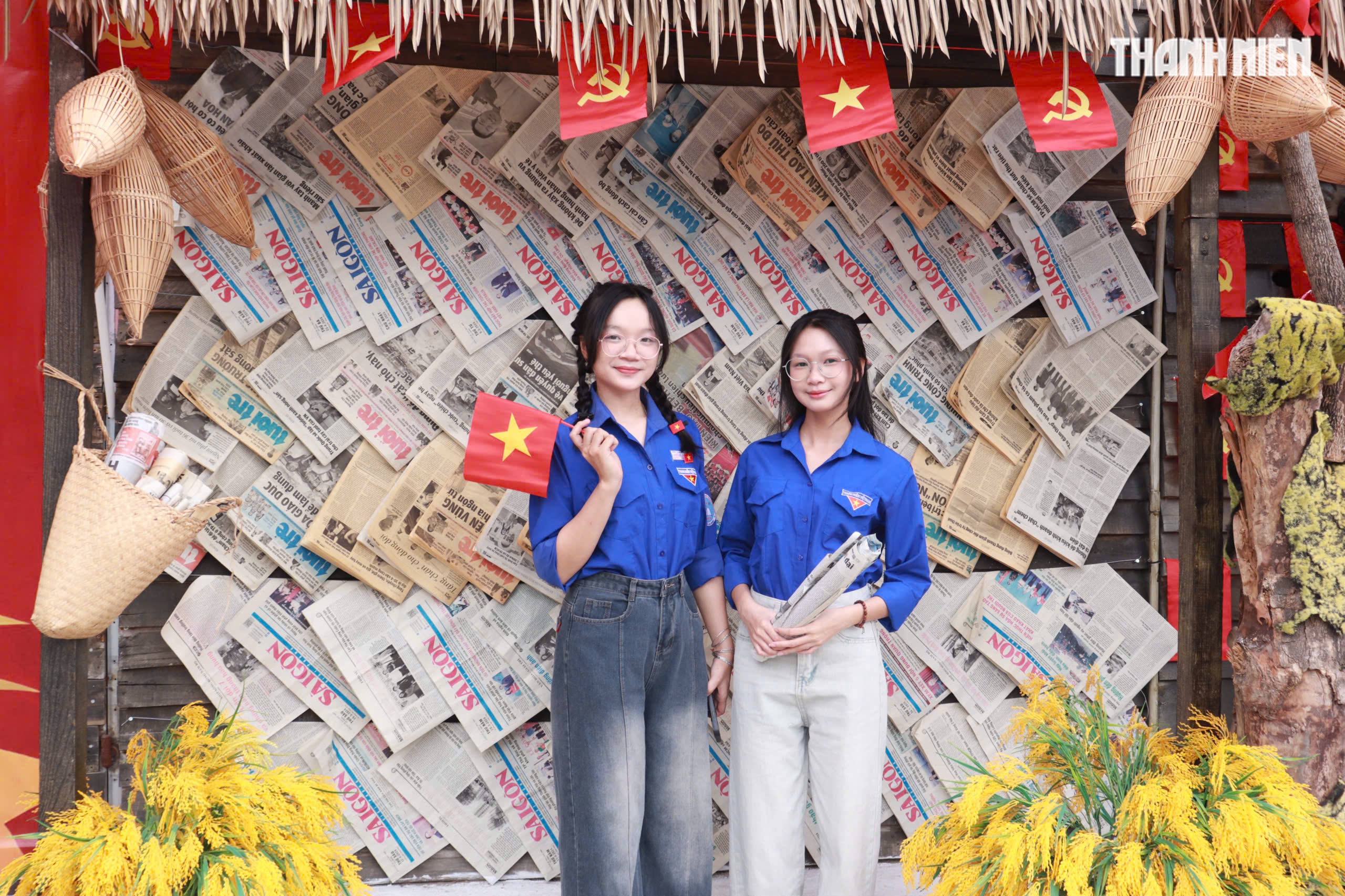 Muốn chụp ảnh 'đậm chất lễ'? Check-in ngay 3 qu&aacute;n trang tr&iacute; 30.4 ở TP.HCM - Ảnh 8.