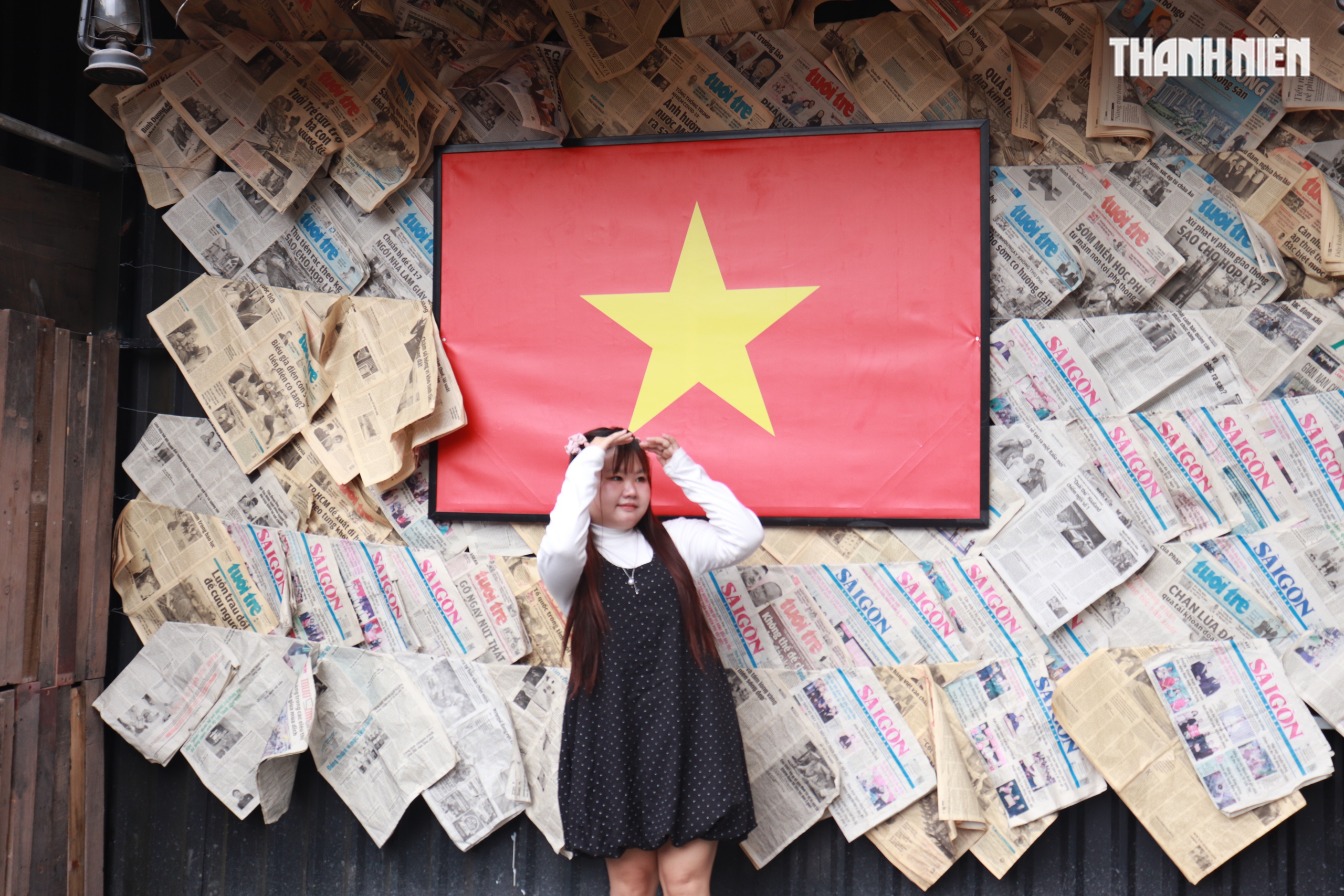 Muốn chụp ảnh 'đậm chất lễ'? Check-in ngay 3 qu&aacute;n trang tr&iacute; 30.4 ở TP.HCM - Ảnh 13.