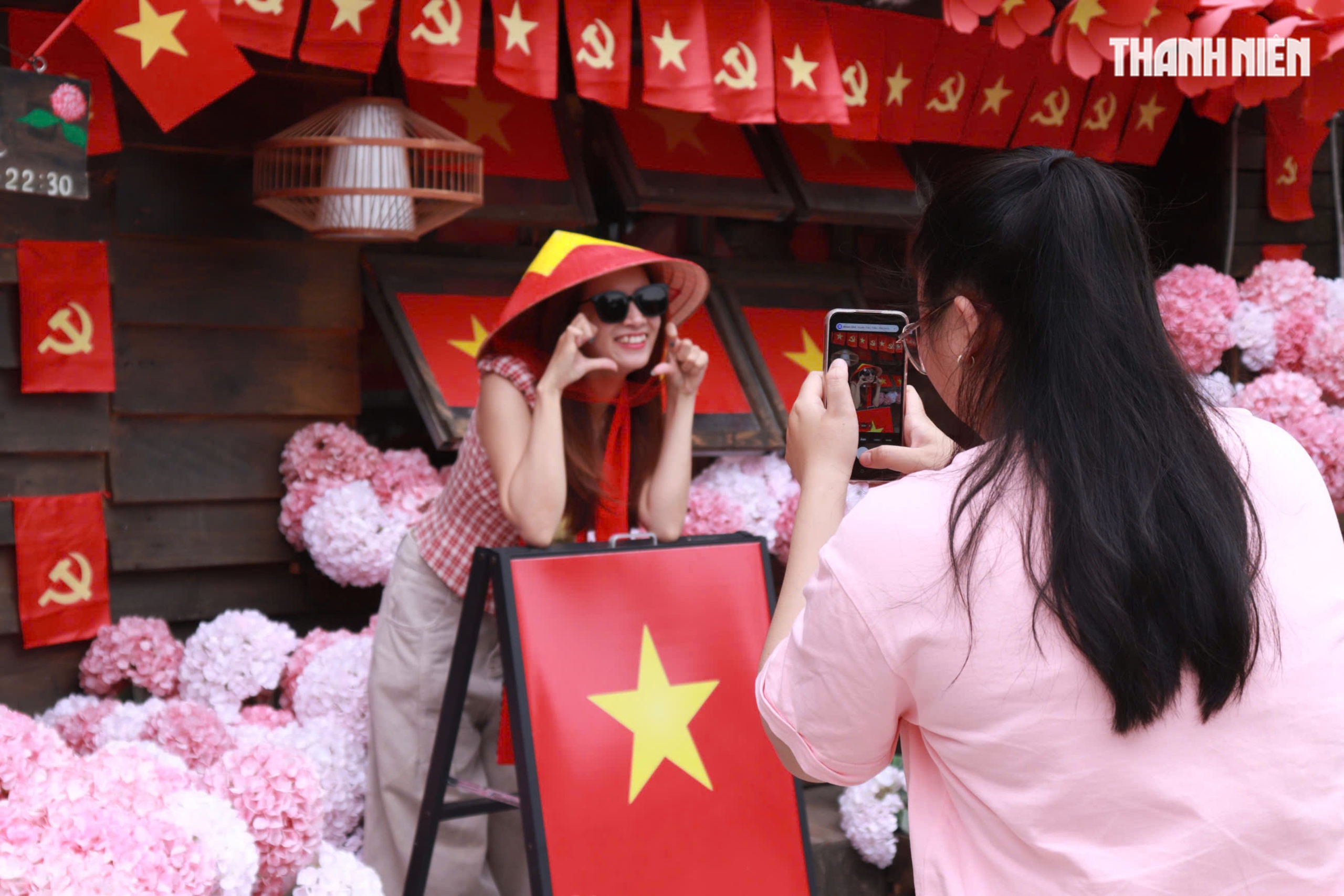 Muốn chụp ảnh 'đậm chất lễ'? Check-in ngay 3 qu&aacute;n trang tr&iacute; 30.4 ở TP.HCM - Ảnh 9.