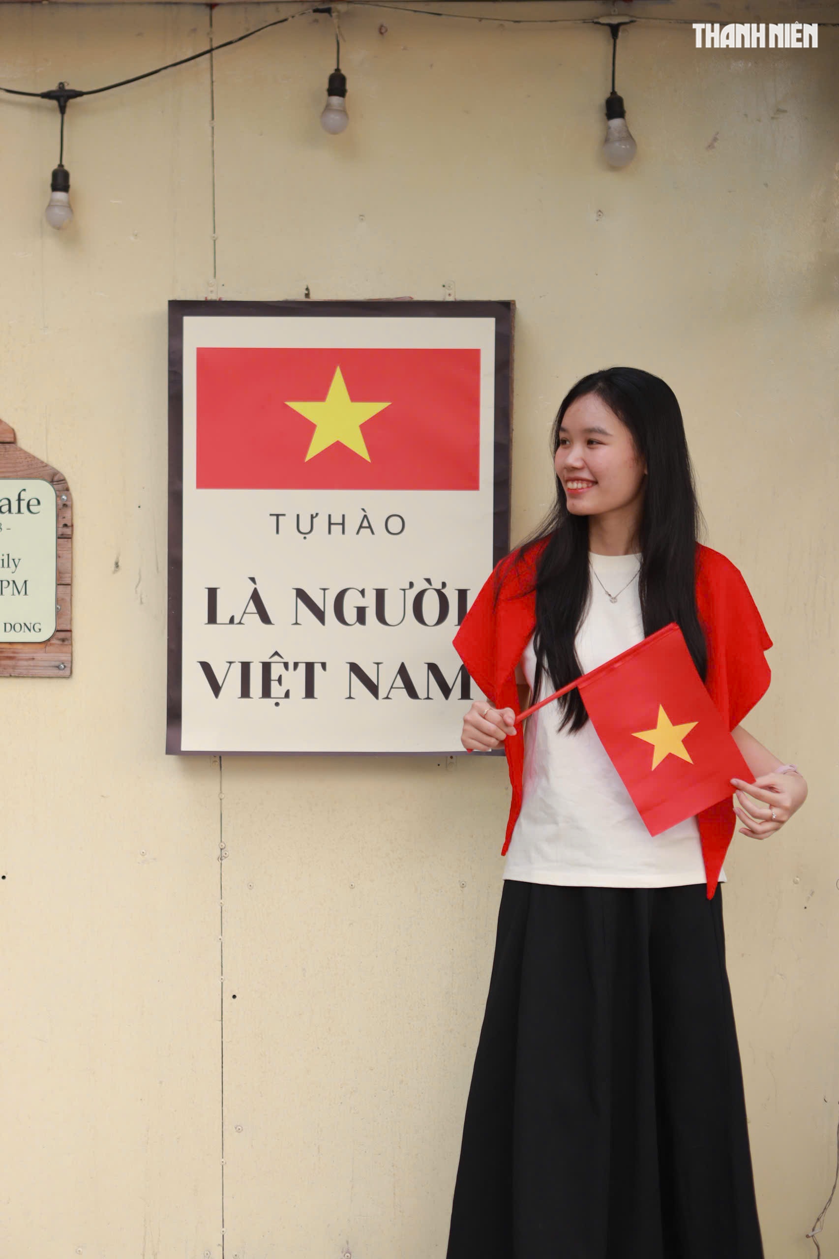 Muốn chụp ảnh 'đậm chất lễ'? Check-in ngay 3 qu&aacute;n trang tr&iacute; 30.4 ở TP.HCM - Ảnh 7.