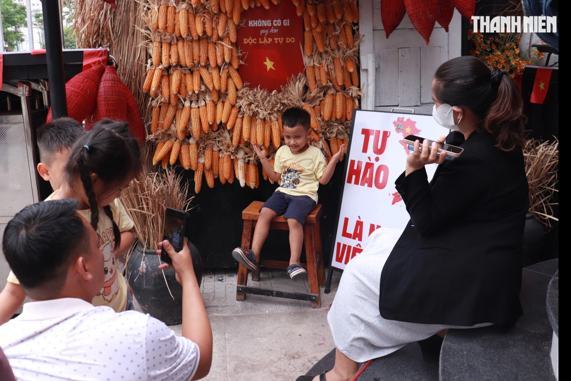 Muốn chụp ảnh 'đậm chất lễ'? Check-in ngay 3 qu&aacute;n trang tr&iacute; 30.4 ở TP.HCM - Ảnh 12.