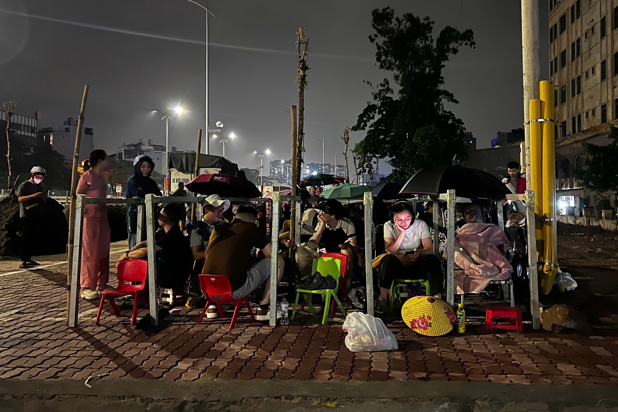 H&agrave; Nội t&aacute;i diễn cảnh h&agrave;ng trăm người xếp h&agrave;ng xuy&ecirc;n đ&ecirc;m mua nh&agrave; ở x&atilde; hội- Ảnh 2.