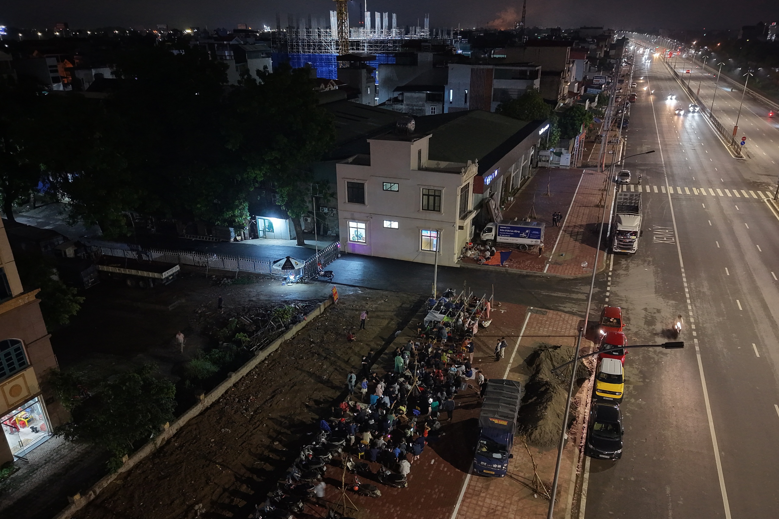 H&agrave; Nội t&aacute;i diễn cảnh h&agrave;ng trăm người xếp h&agrave;ng xuy&ecirc;n đ&ecirc;m mua nh&agrave; ở x&atilde; hội- Ảnh 1.