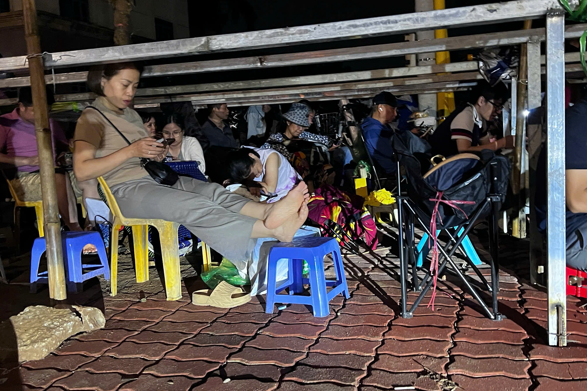 H&agrave; Nội t&aacute;i diễn cảnh h&agrave;ng trăm người xếp h&agrave;ng xuy&ecirc;n đ&ecirc;m mua nh&agrave; ở x&atilde; hội- Ảnh 3.