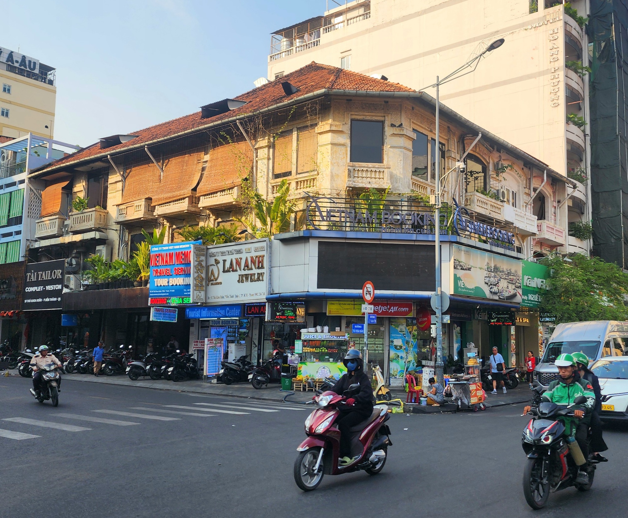 Điểm hẹn đờn ca t&agrave;i tử xưa b&ecirc;n h&ocirc;ng chợ Bến Th&agrave;nh- Ảnh 1.