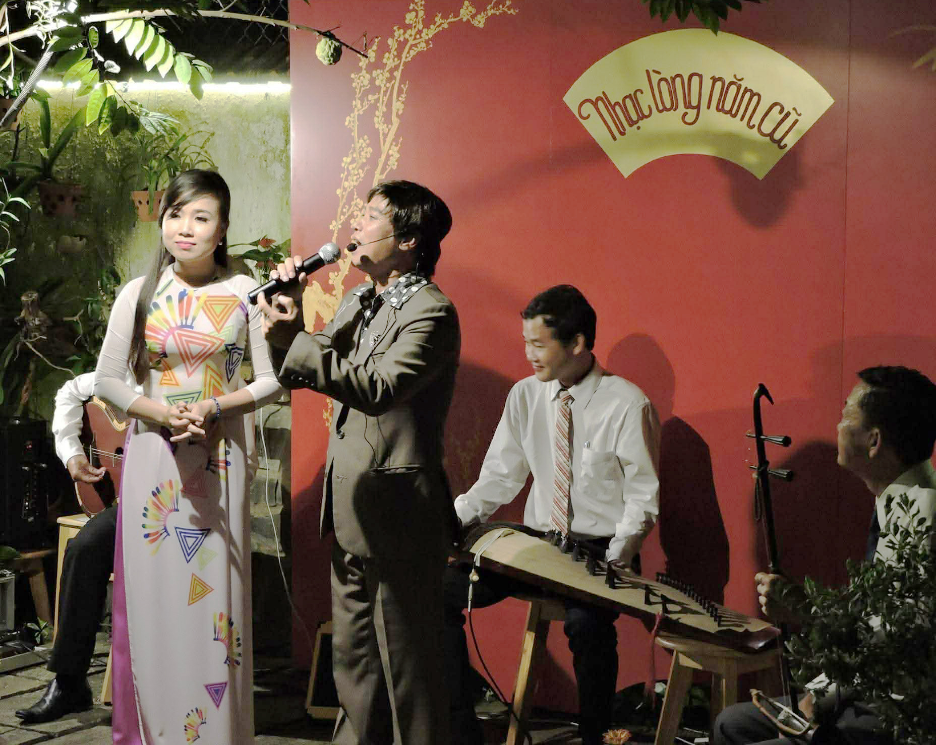 Điểm hẹn đờn ca t&agrave;i tử xưa b&ecirc;n h&ocirc;ng chợ Bến Th&agrave;nh- Ảnh 4.