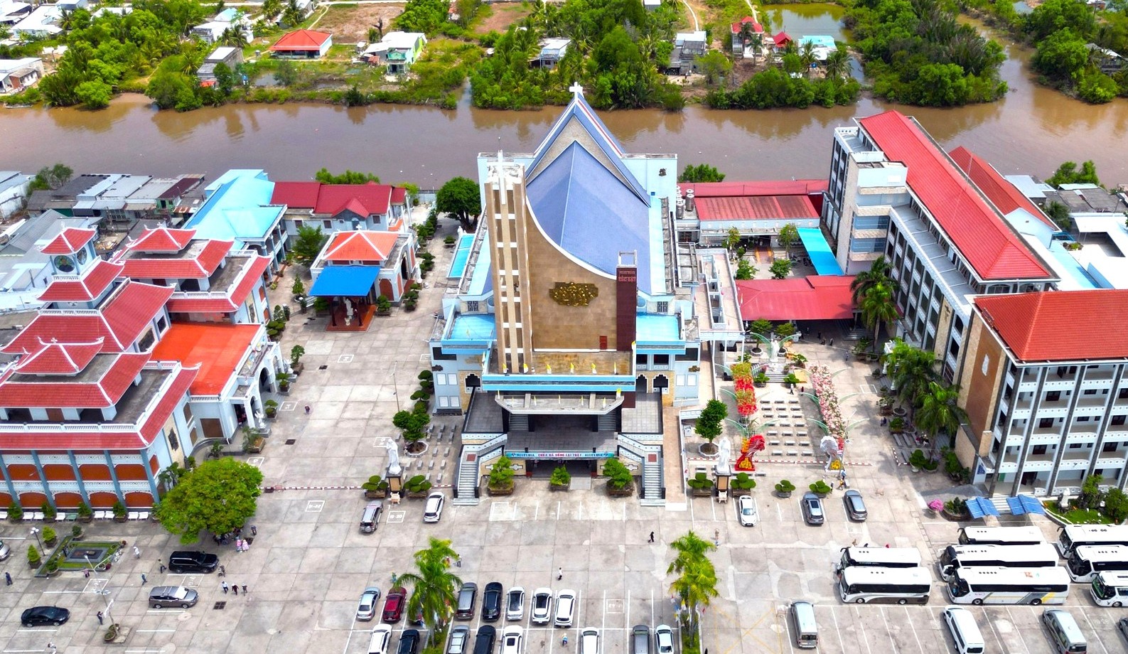 Nh&agrave; thờ Tắc Sậy điểm h&agrave;nh hương nổi tiếng trước th&aacute;nh lễ tuy&ecirc;n phong Ch&acirc;n phước - Ảnh 1.