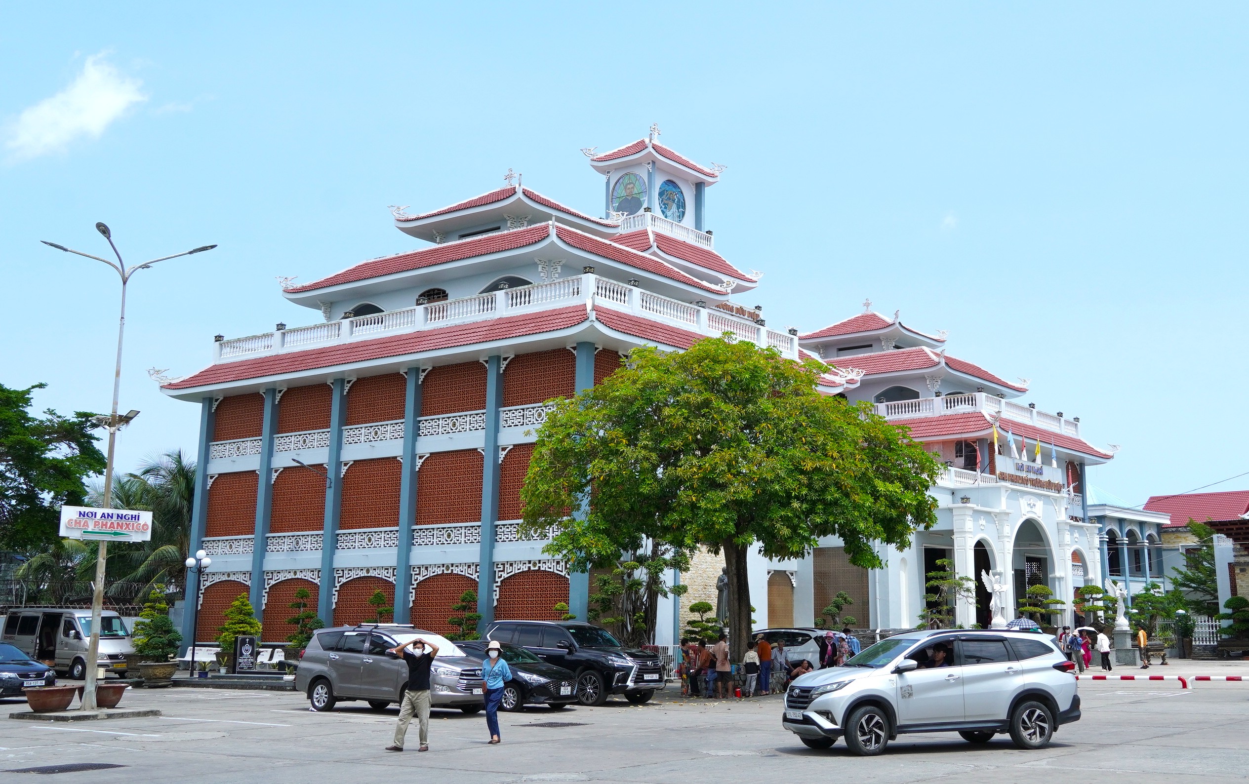 Nh&agrave; thờ Tắc Sậy điểm h&agrave;nh hương nổi tiếng trước th&aacute;nh lễ tuy&ecirc;n phong Ch&acirc;n phước - Ảnh 2.