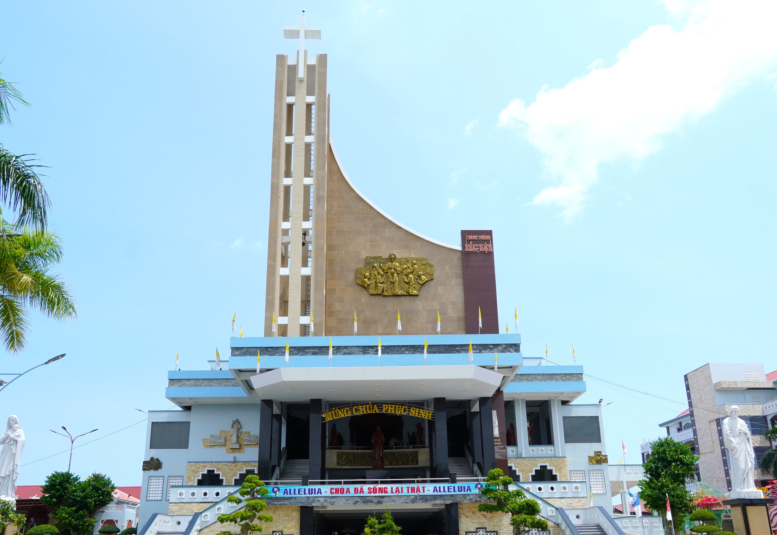 Nh&agrave; thờ Tắc Sậy điểm h&agrave;nh hương nổi tiếng trước th&aacute;nh lễ tuy&ecirc;n phong Ch&acirc;n phước - Ảnh 3.