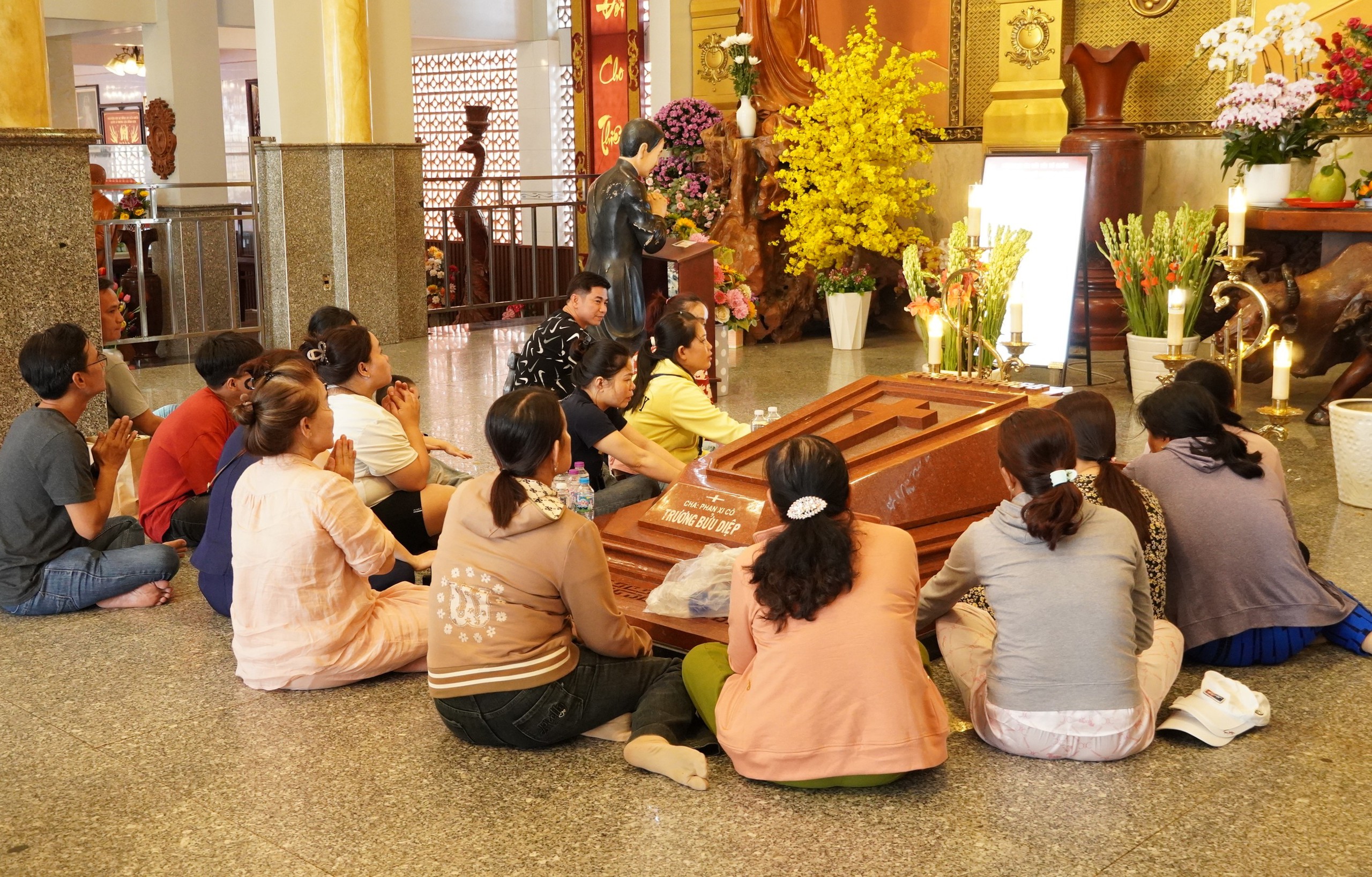 Nh&agrave; thờ Tắc Sậy điểm h&agrave;nh hương nổi tiếng trước th&aacute;nh lễ tuy&ecirc;n phong Ch&acirc;n phước - Ảnh 6.