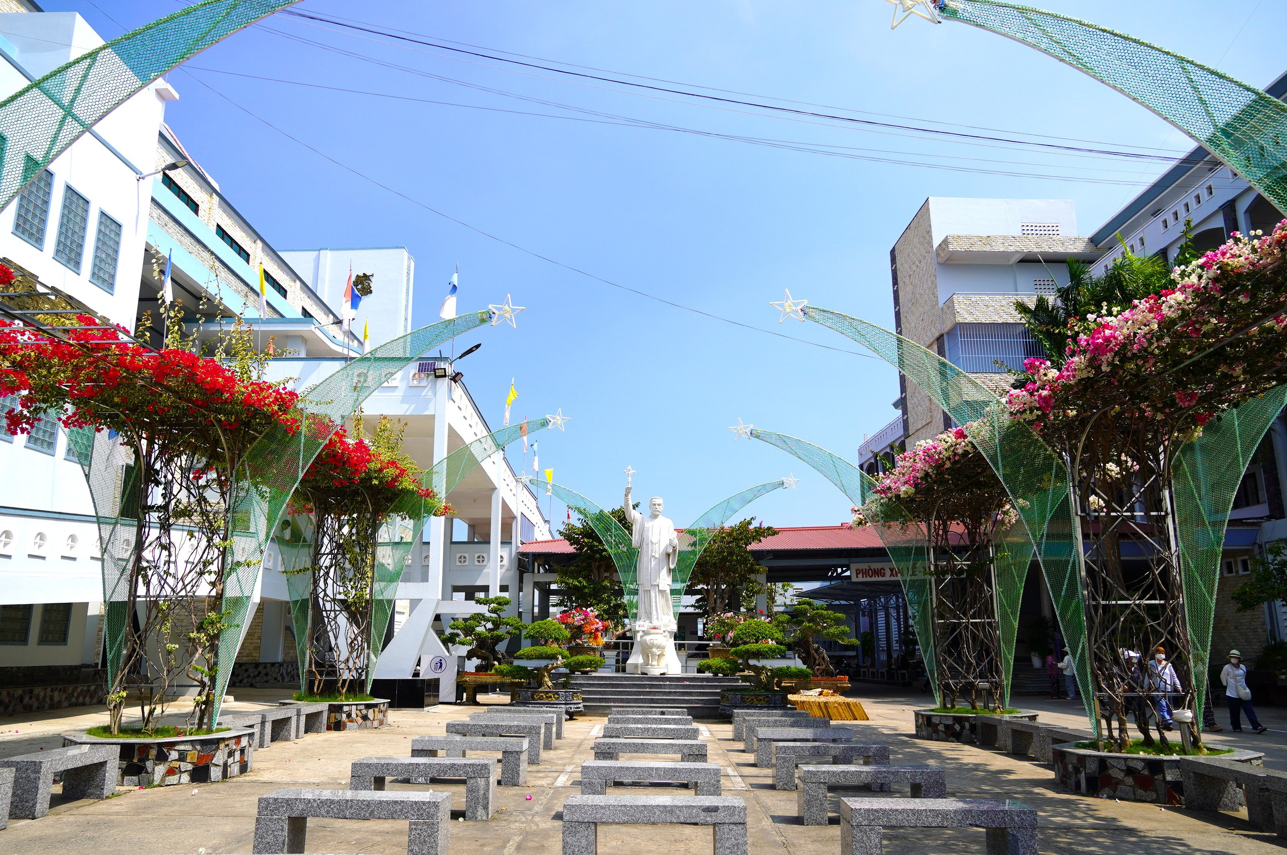 Nh&agrave; thờ Tắc Sậy điểm h&agrave;nh hương nổi tiếng trước th&aacute;nh lễ tuy&ecirc;n phong Ch&acirc;n phước - Ảnh 9.