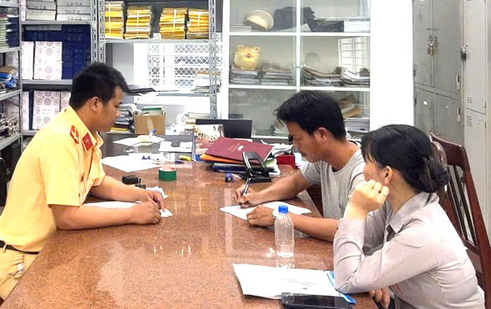 ‘Liều mình’ vượt đèn đỏ băng qua đường sắt, tài xế xe đám cưới bị phạt nặng- Ảnh 2.