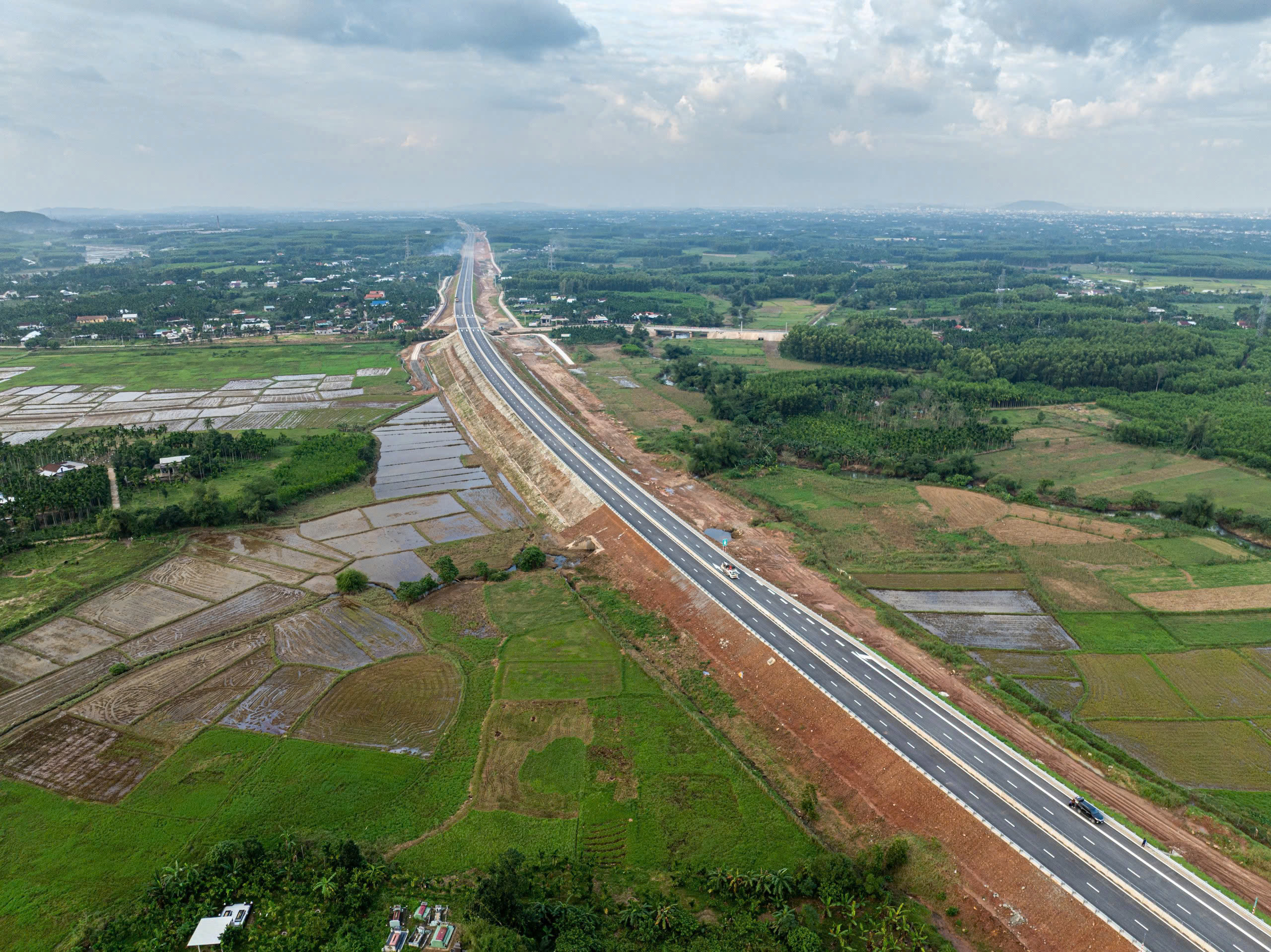 Các cao tốc qua Gia Lai sẽ thông xe vào trưa 29.4- Ảnh 1.