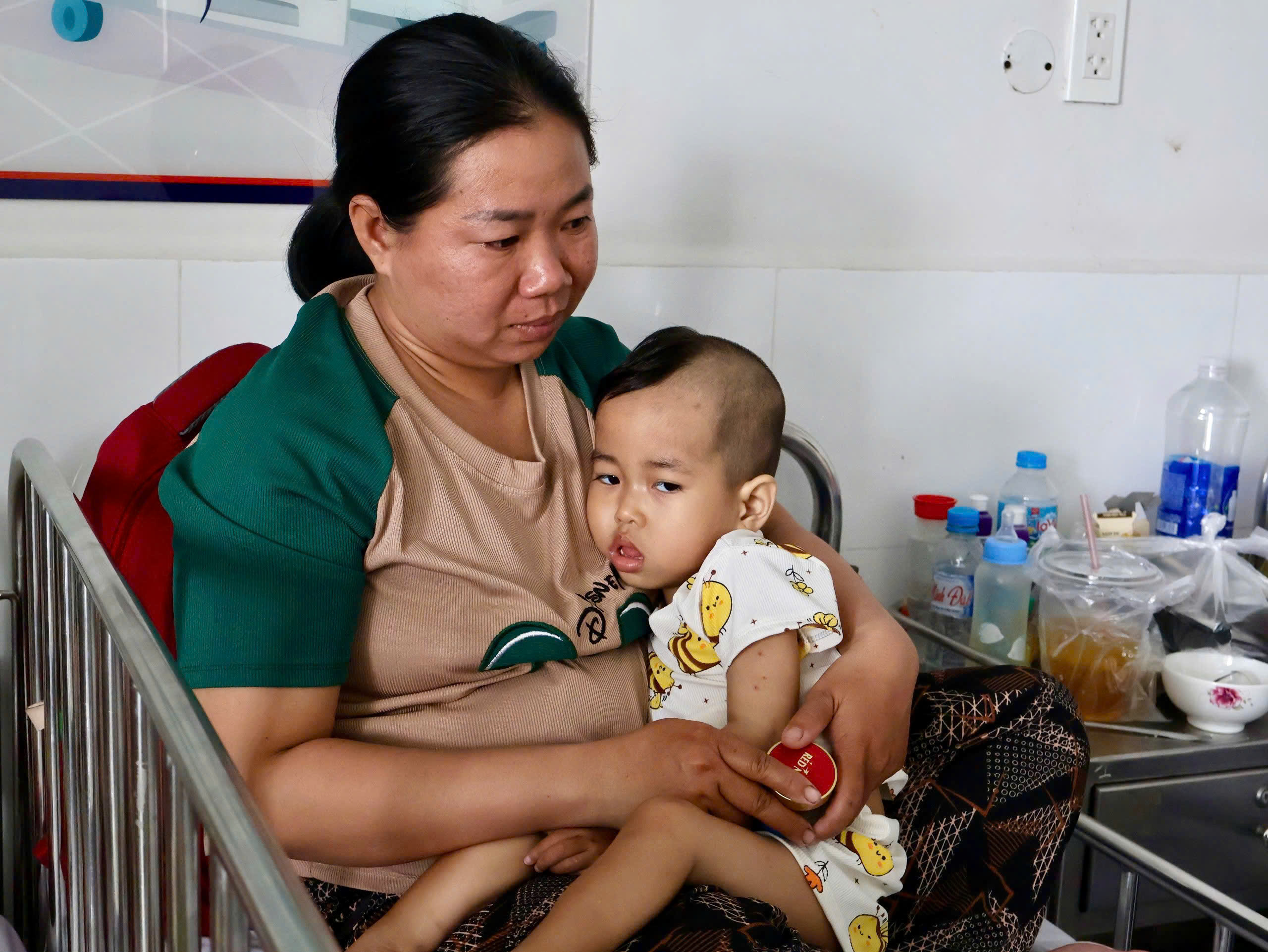 Xin cứu b&eacute; 3 tuổi mắc bệnh hiếm, chị đi l&agrave;m xa phụ cha mẹ cứu em - Ảnh 3.