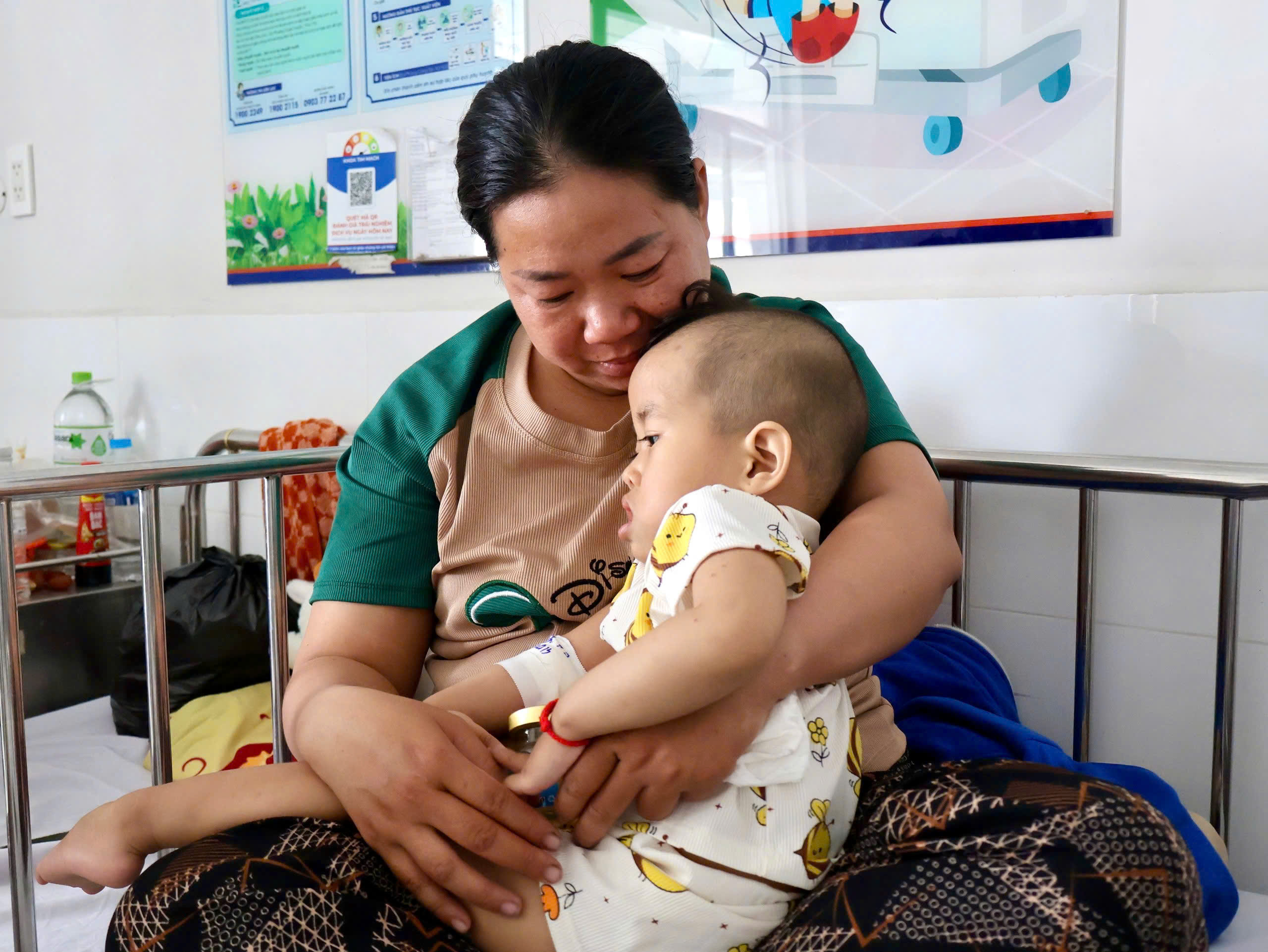 Xin cứu b&eacute; 3 tuổi mắc bệnh hiếm, chị đi l&agrave;m xa phụ cha mẹ cứu em - Ảnh 1.