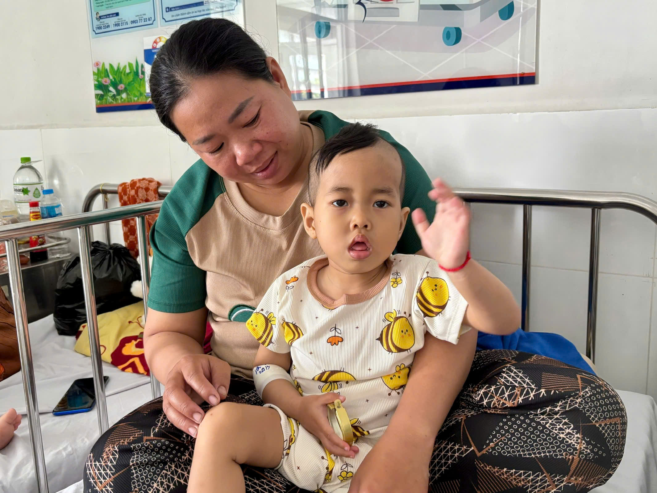 Xin cứu b&eacute; 3 tuổi mắc bệnh hiếm, chị đi l&agrave;m xa phụ cha mẹ cứu em - Ảnh 2.